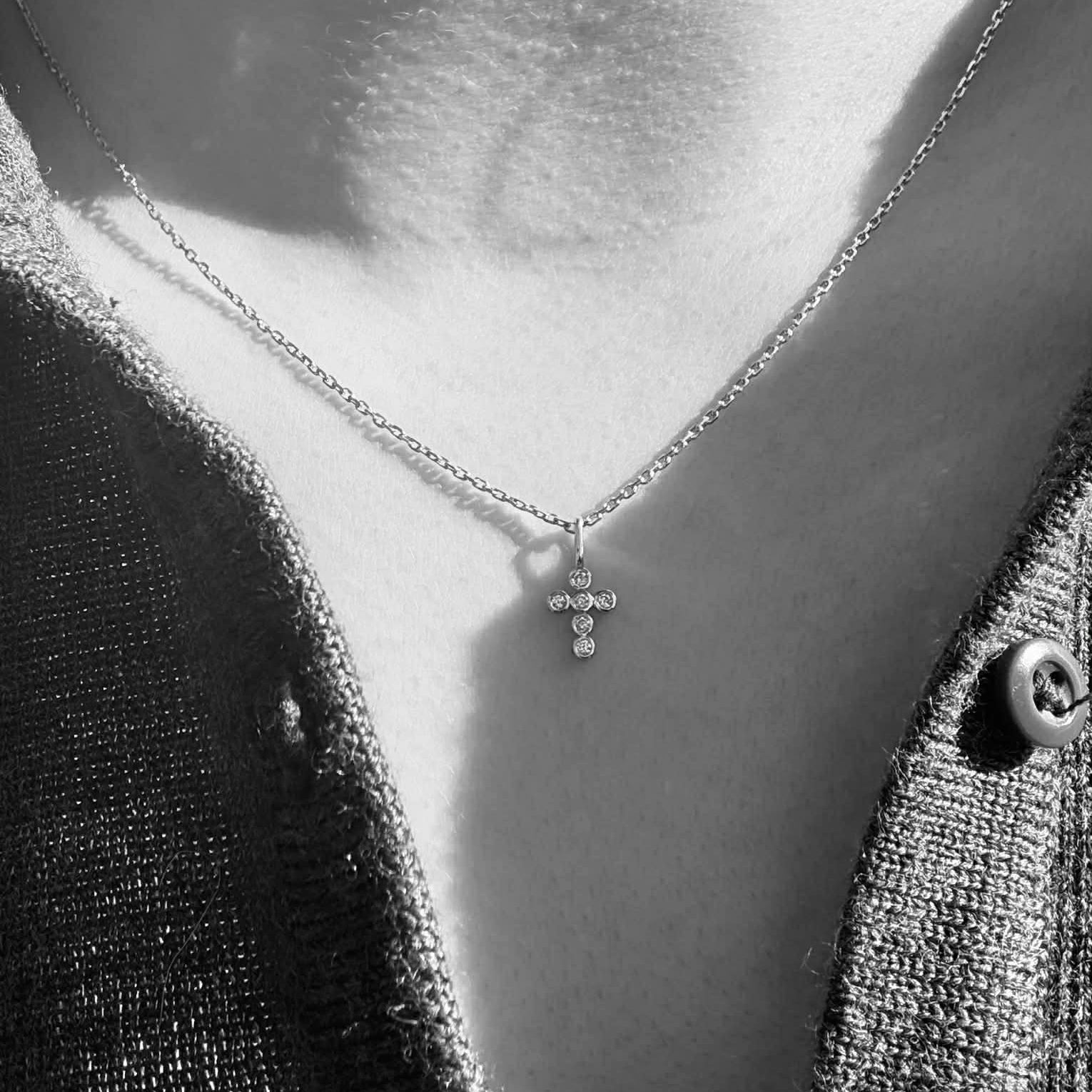 Bezel Kors vedhæng i 18 kt hvidguld med brillantslebne diamanter på 0,06 ct – på model