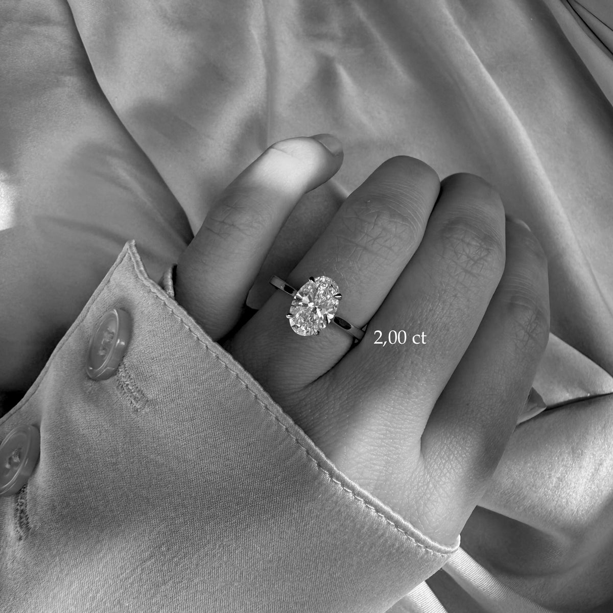 Oval solitaire ring med hidden halo
