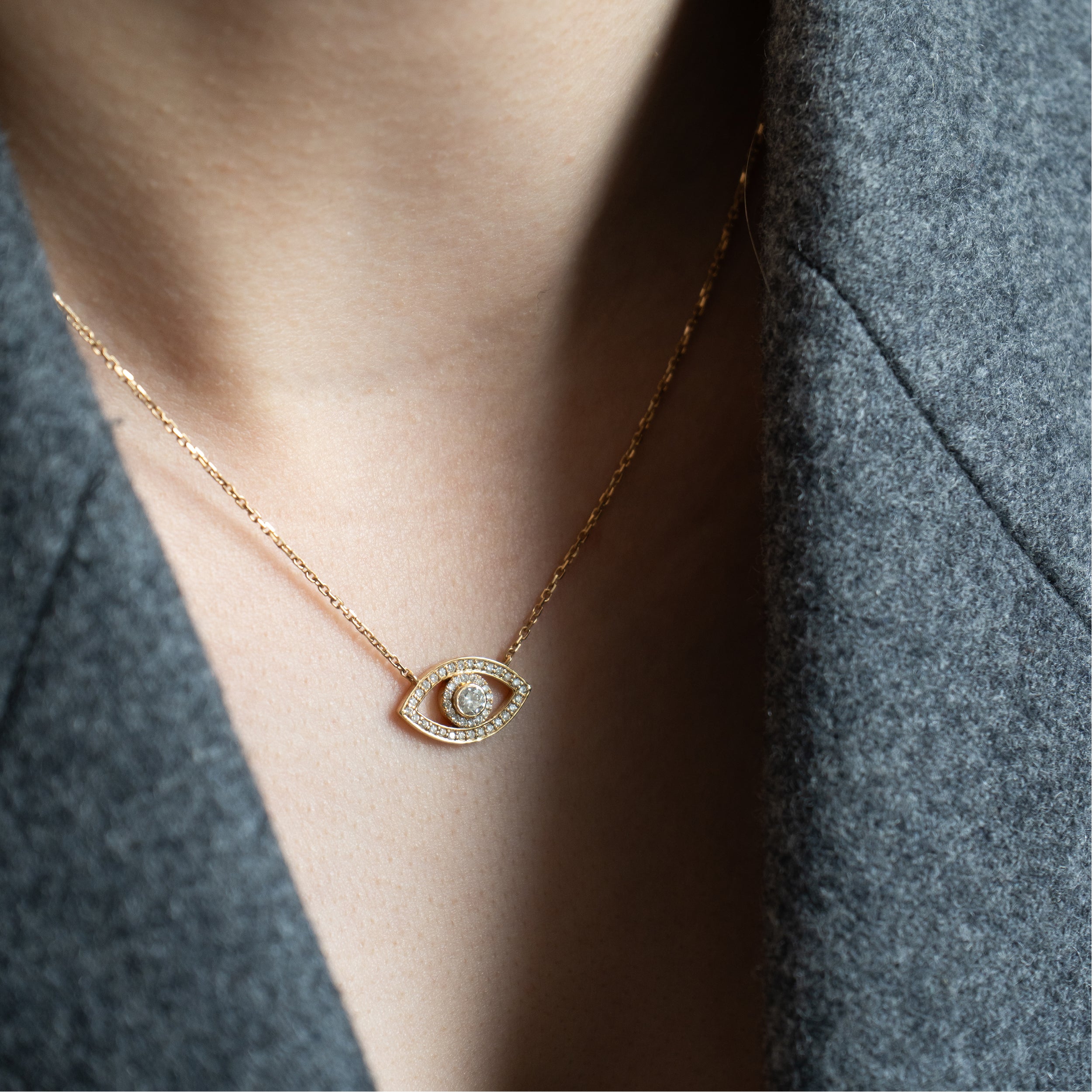 Evil Eye halskæde i 18 kt guld med diamant på model