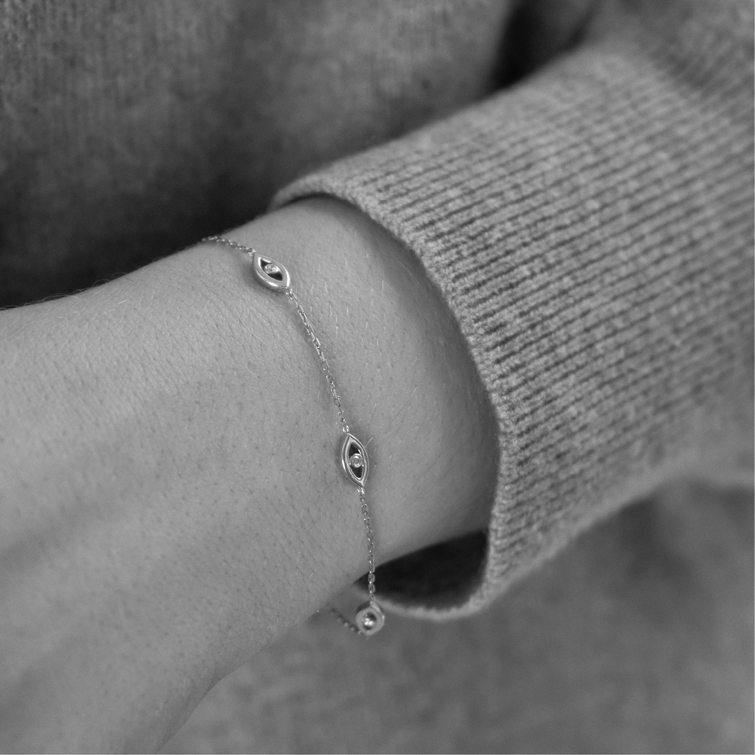 Evil Eye armbånd i 18 kt hvidguld med diamanter på model