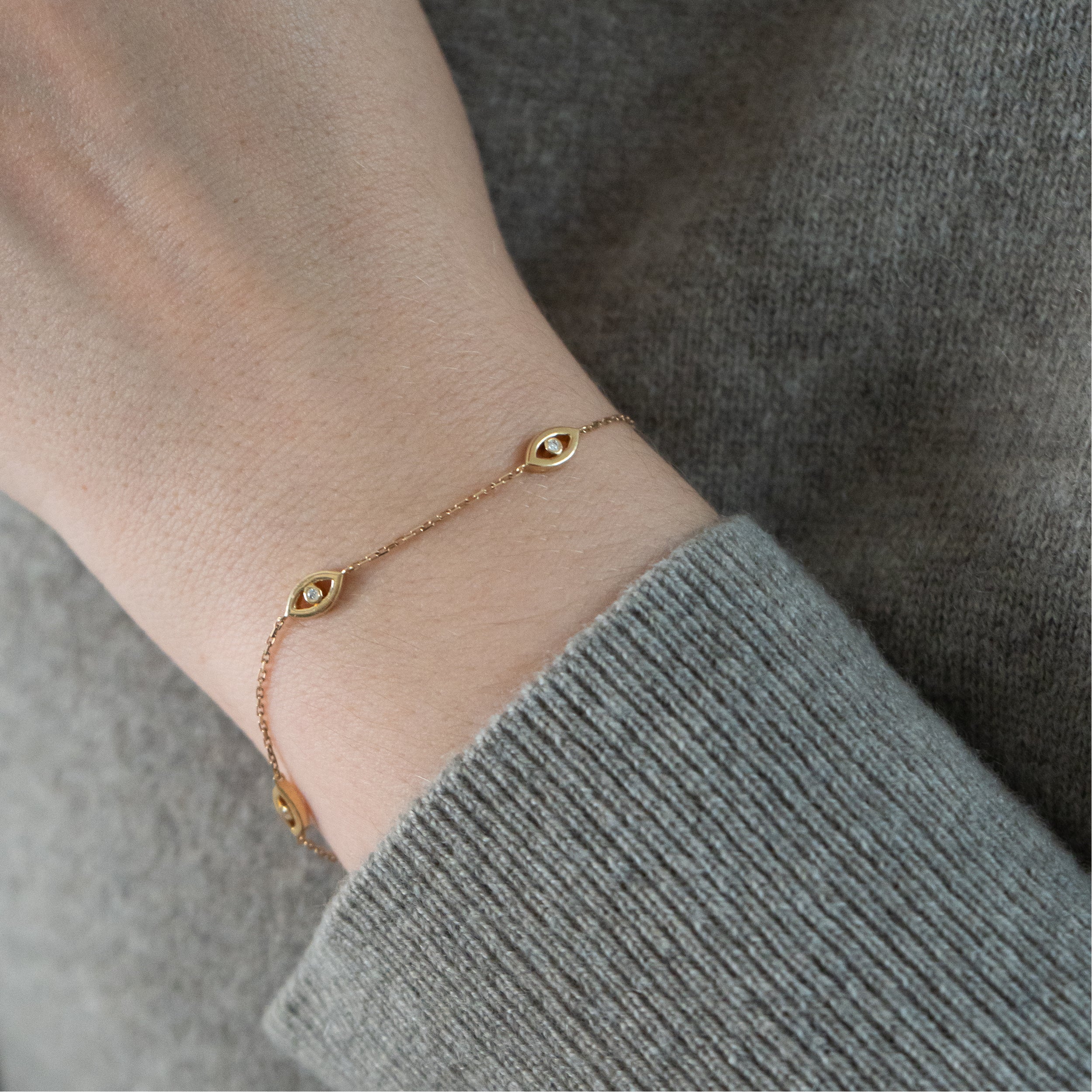 Evil Eye armbånd i 18 kt guld med diamanter – vist på håndled