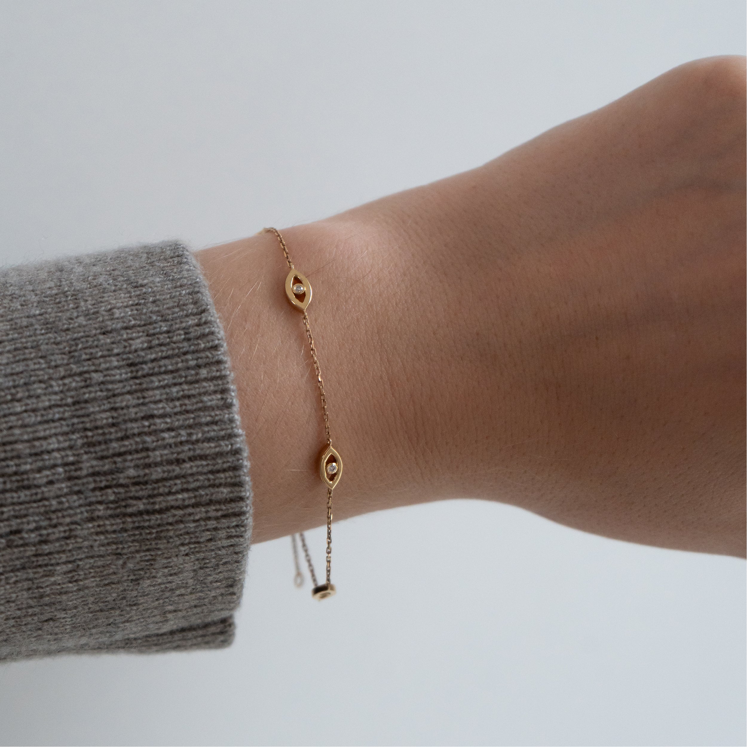 Evil Eye armbånd i 18 kt guld med 0,04 ct diamanter – båret af model