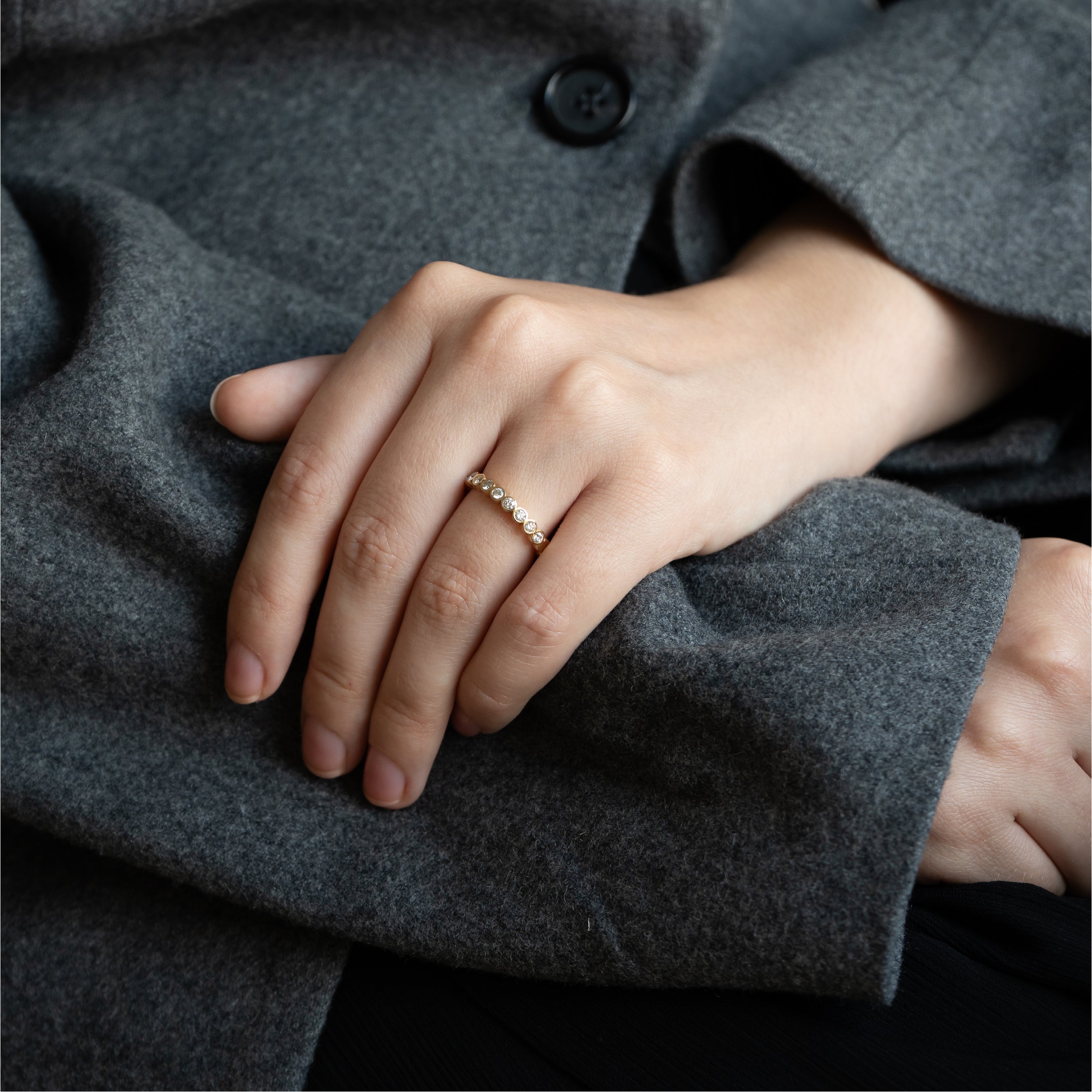 Bezel diamant ring i 18 kt guld med 0,48 ct diamanter – vist på hånd