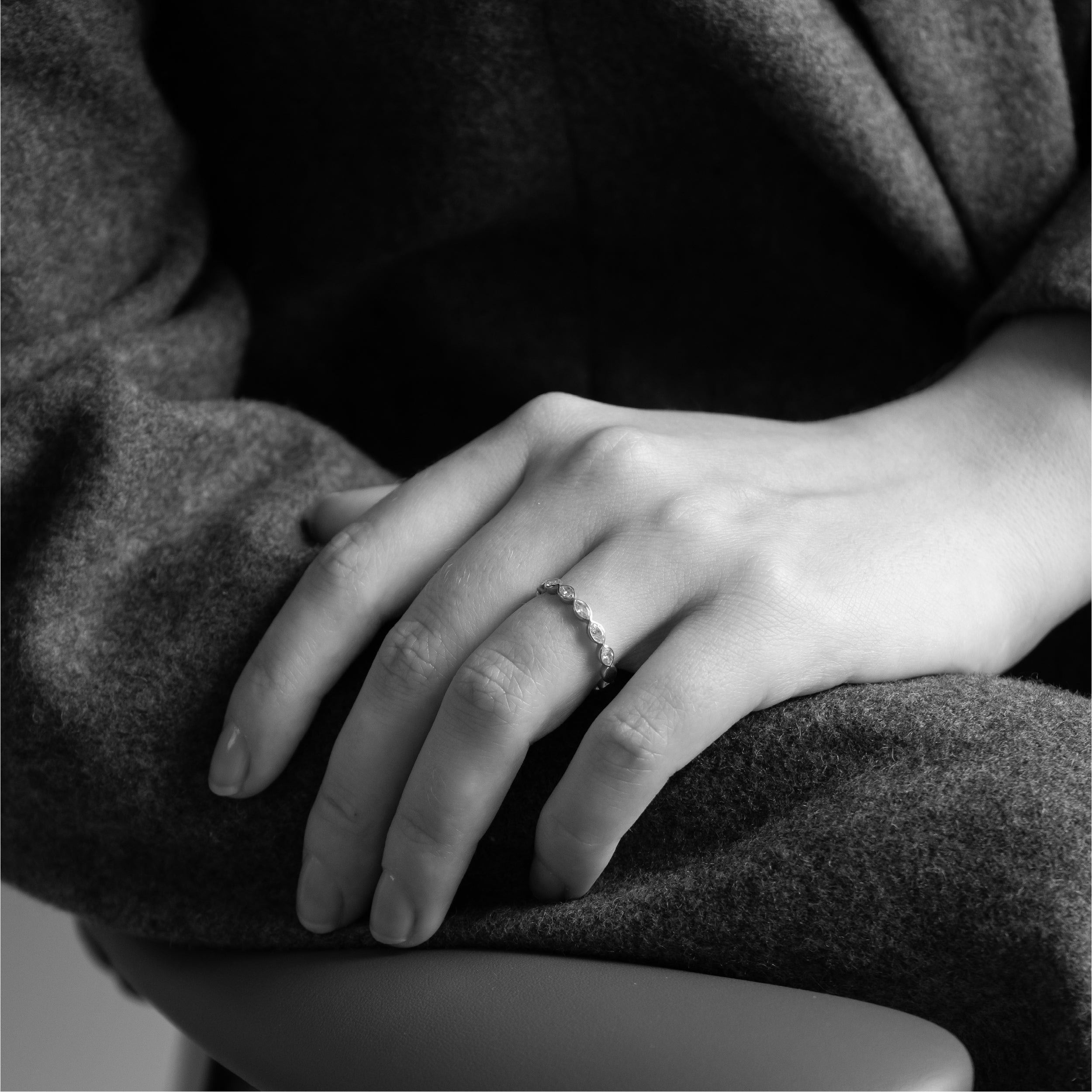 Ring i 18 kt hvidguld med marquiseslebne diamanter – vist på hånd