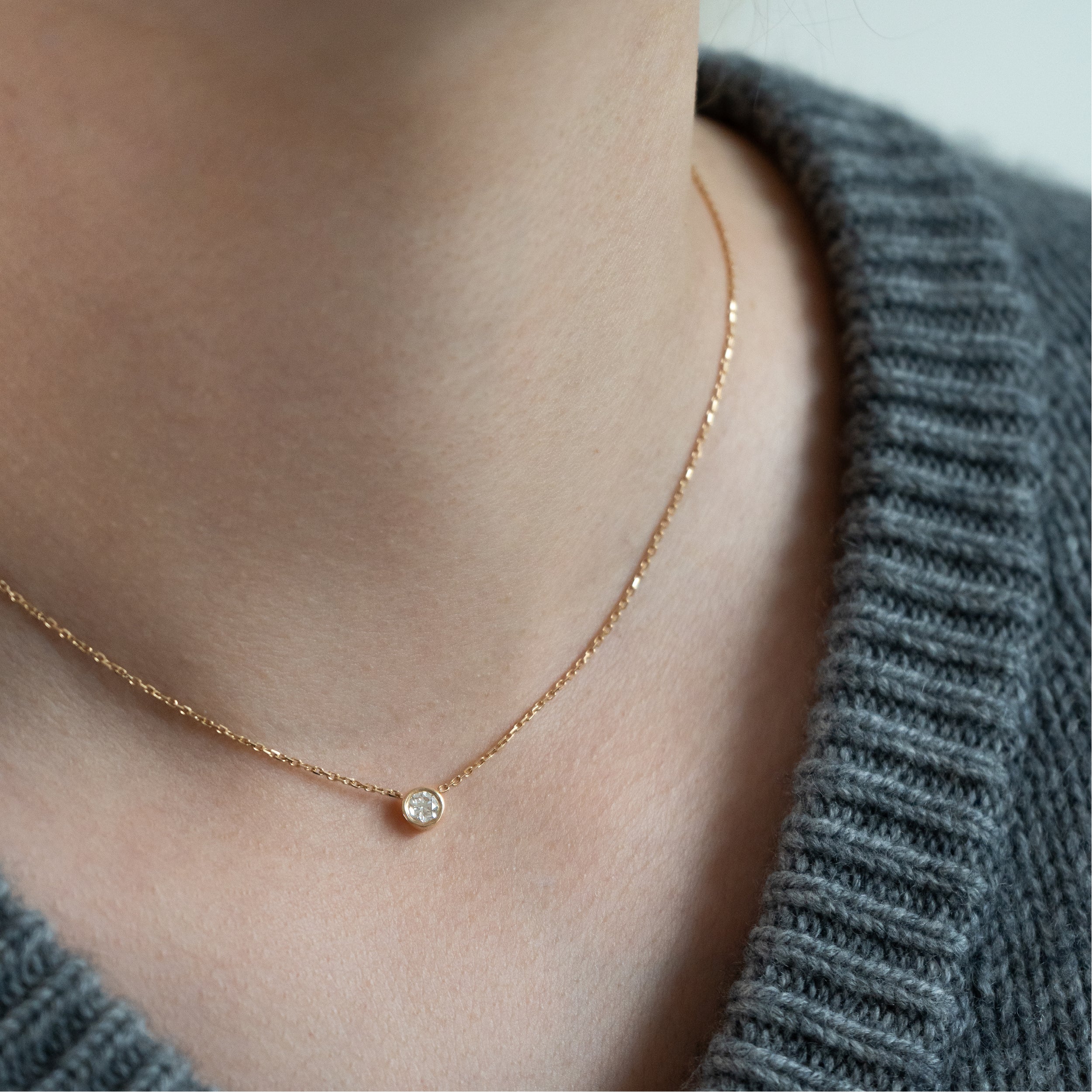 Elegant halskæde i 18 kt guld med brillantsleben diamant – vist på hals