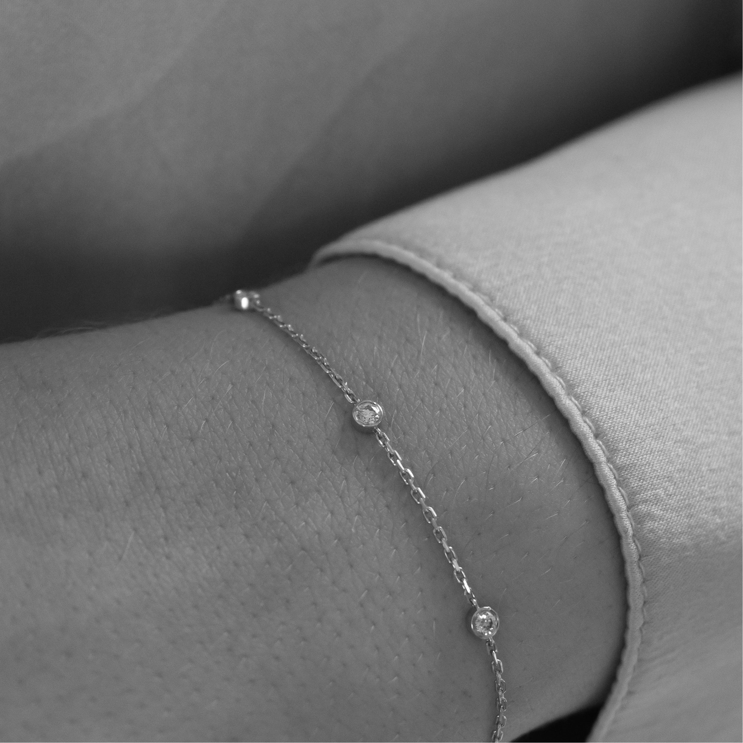 Bezel diamant armbånd i 18 kt hvidguld med 6 diamanter – båret på model