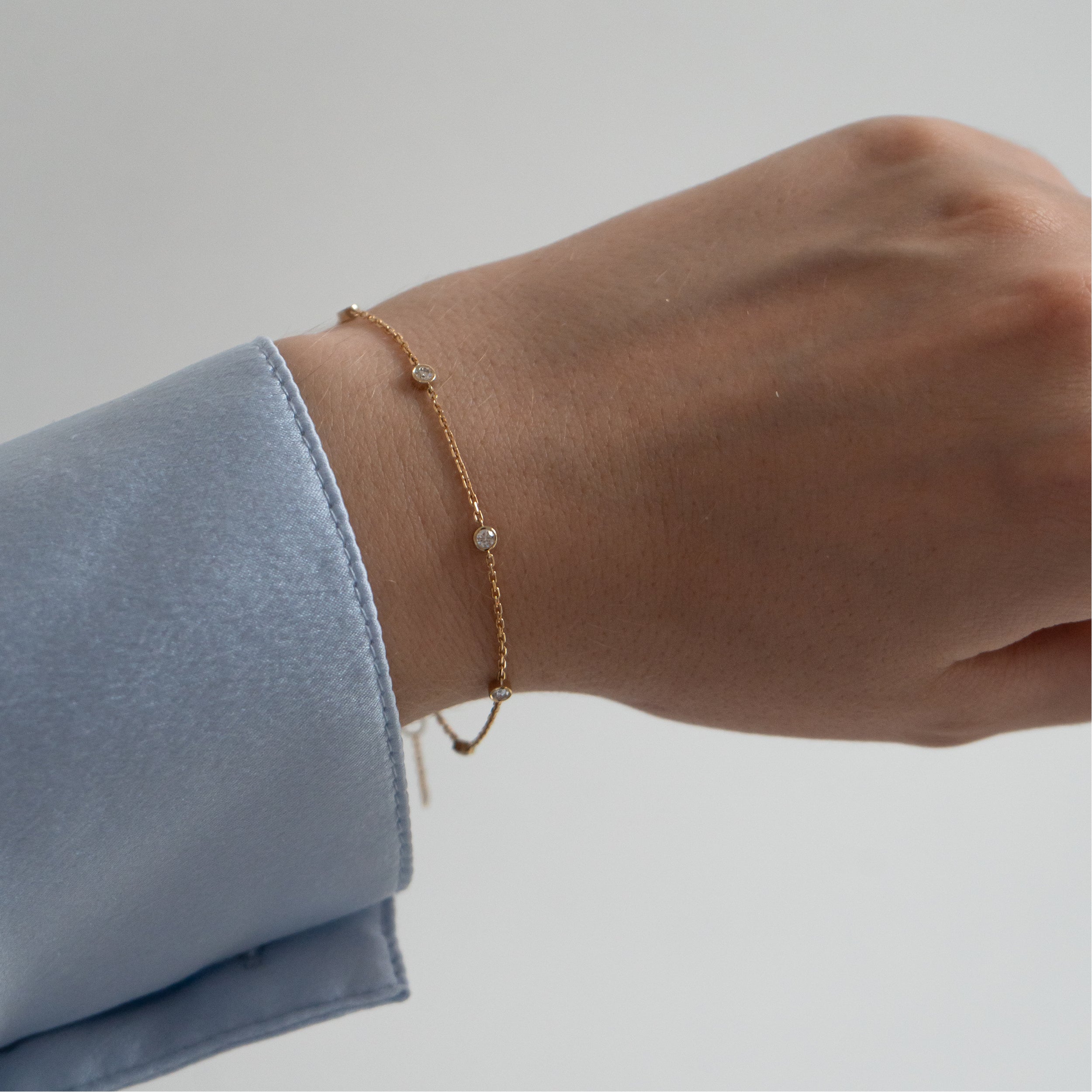 Armbånd i 18 kt guld med 6 brillantslebne diamanter – vist på håndled