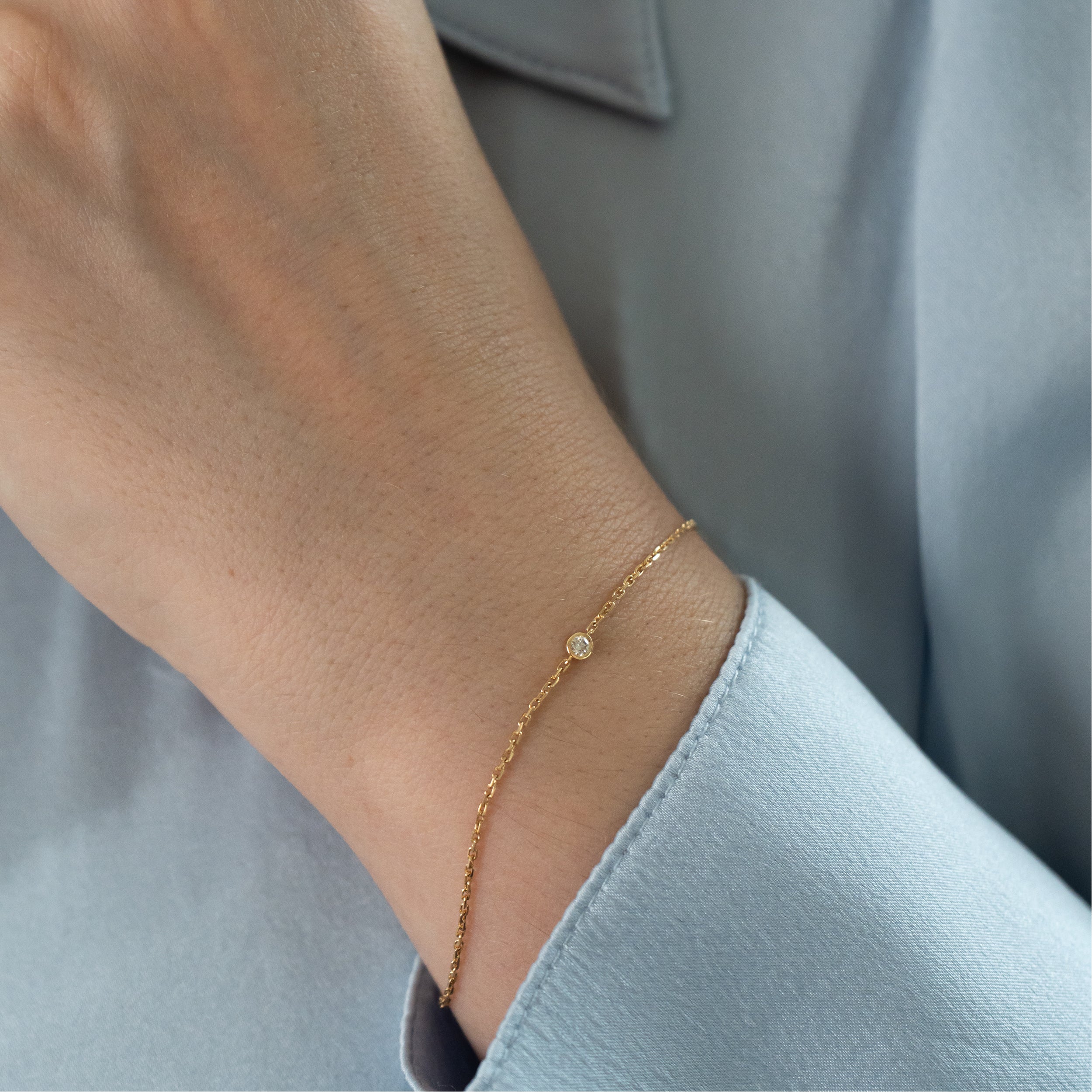 Bezel diamant armbånd i 18 kt guld med 0,04 ct diamant – vist på håndled