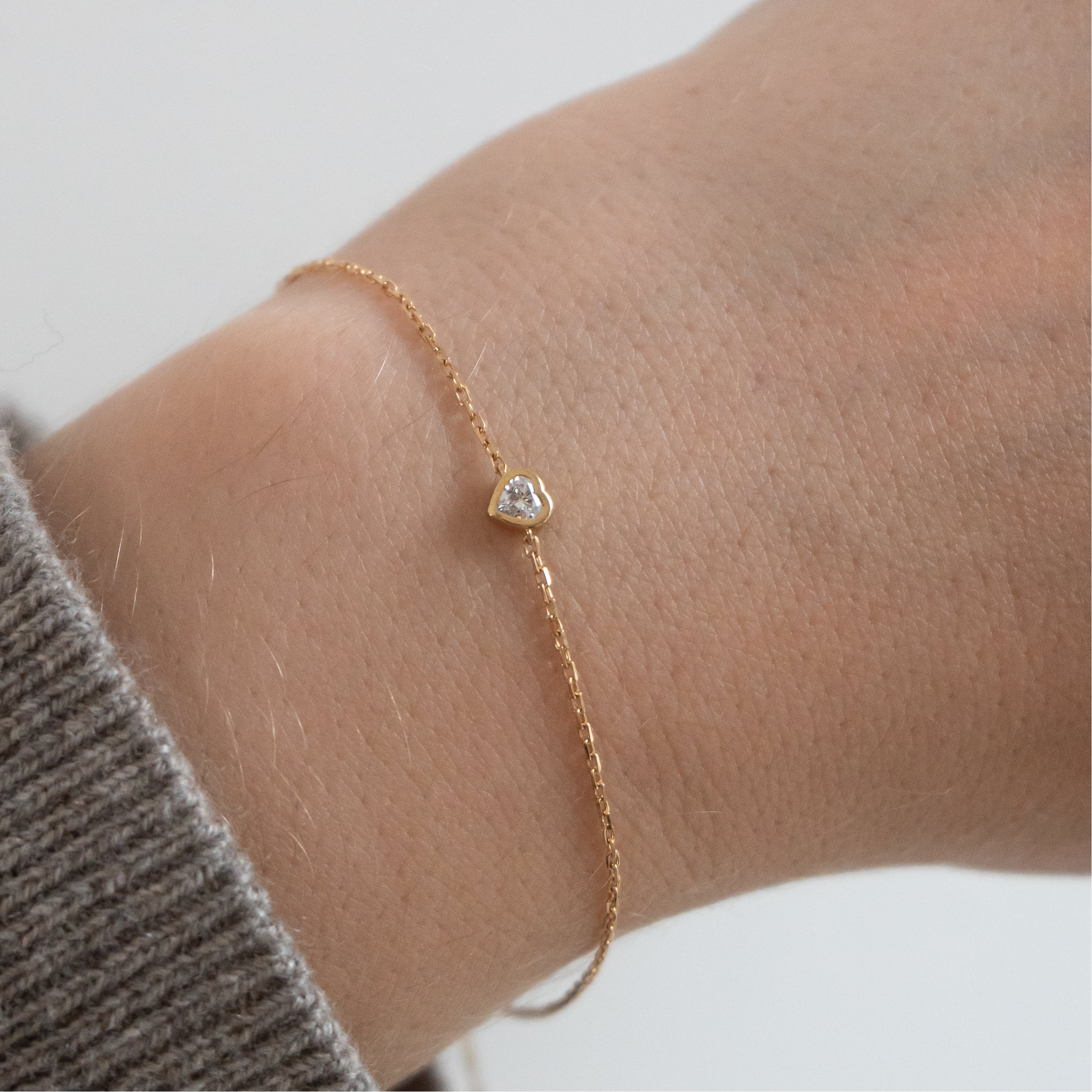 Armbånd i 18 kt guld med hjertesleben diamant – vist på håndled