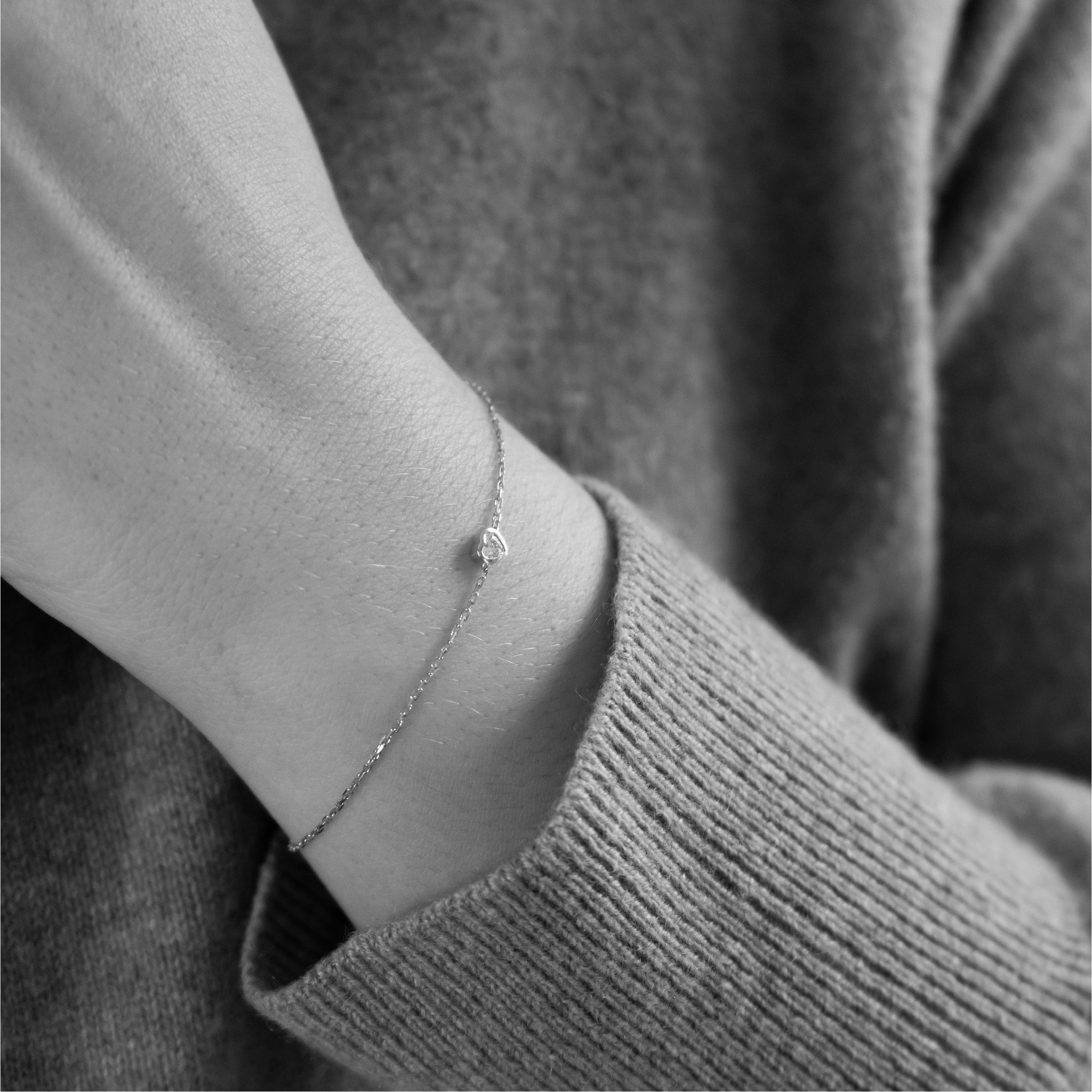 Bezel hjerte diamant armbånd i 18 kt hvidguld – båret på model