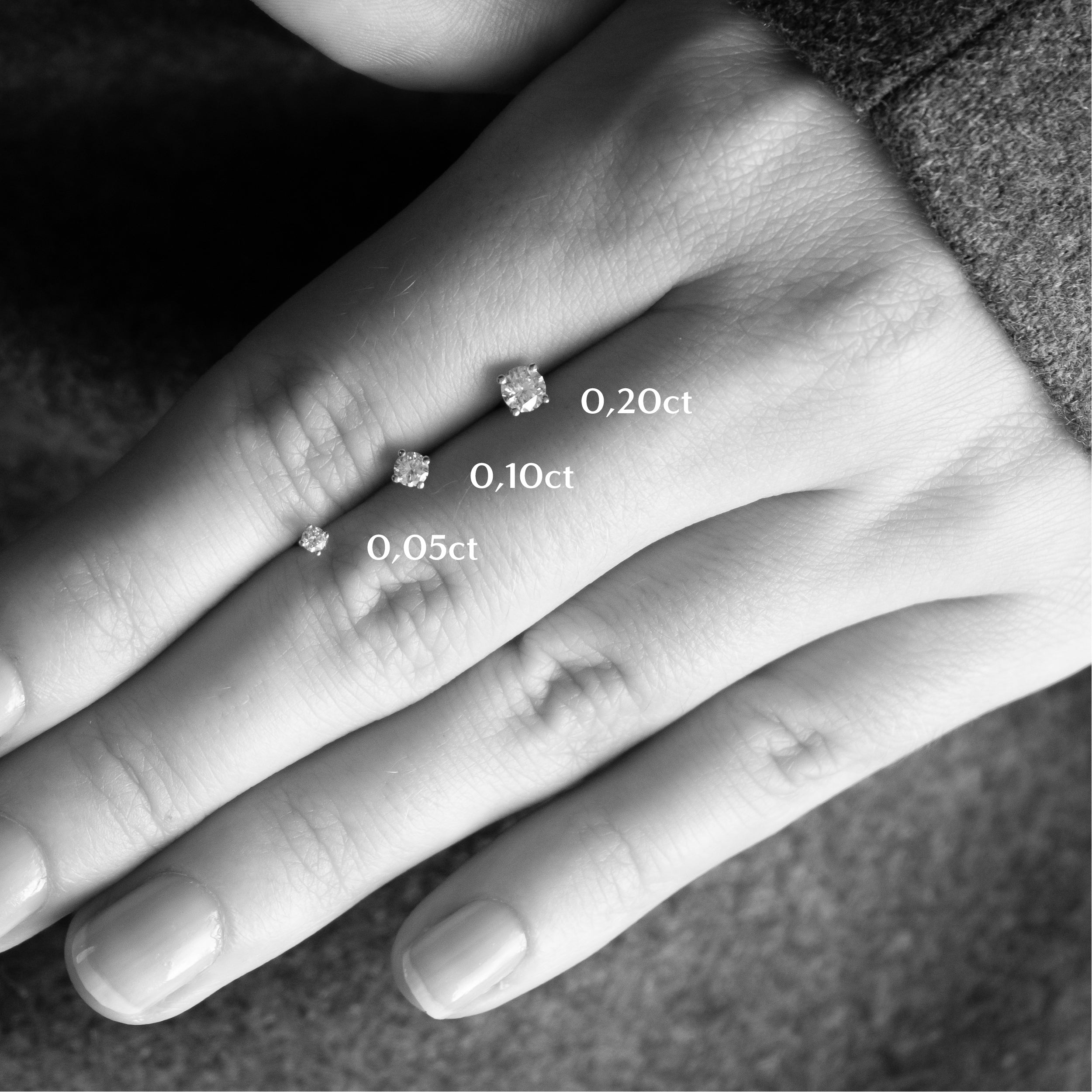 Diamant Solitaire ørestikker i 18 kt hvidguld – sammenligning af diamantstørrelser