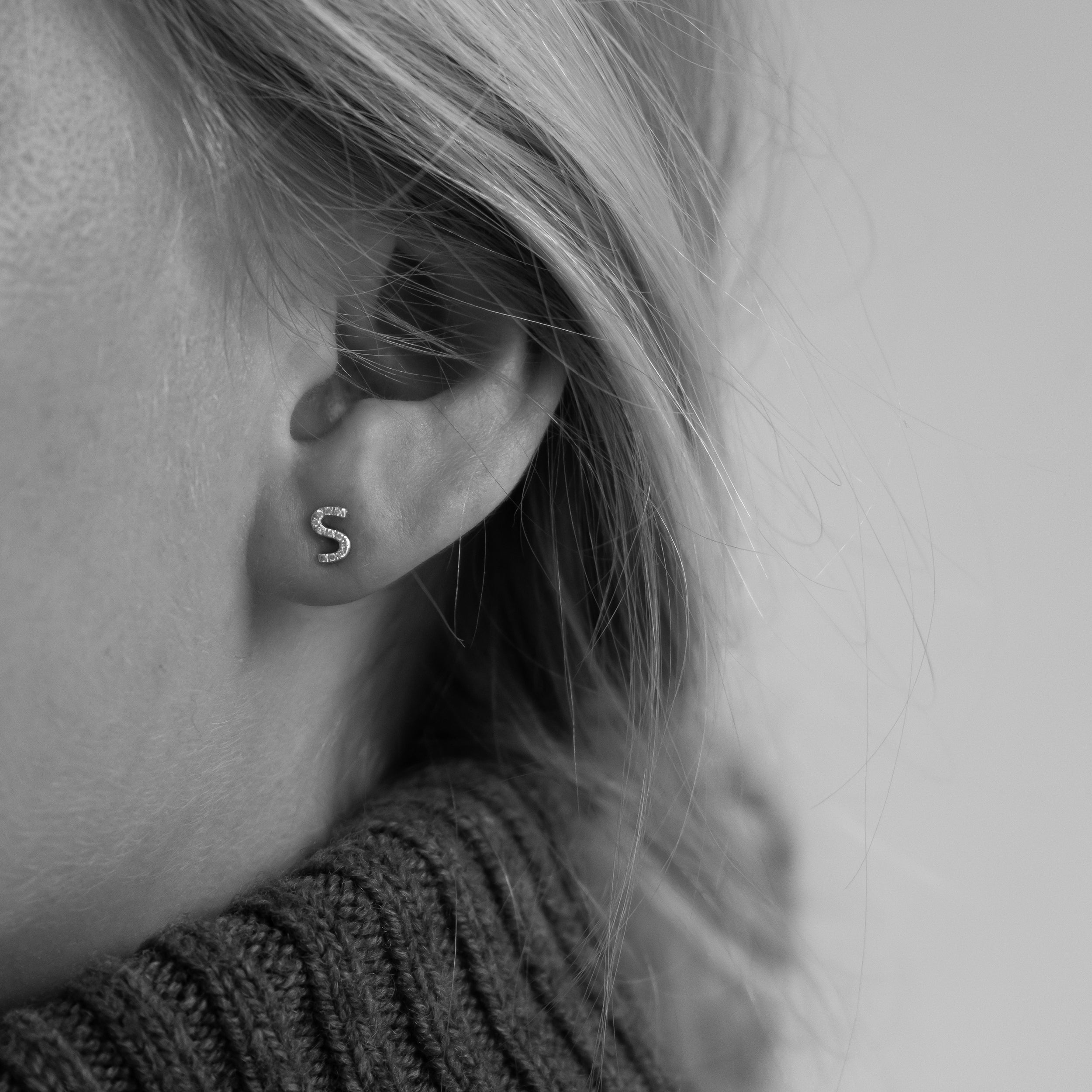 Diamant bogstav ørering i 18 kt hvidguld – båret på model
