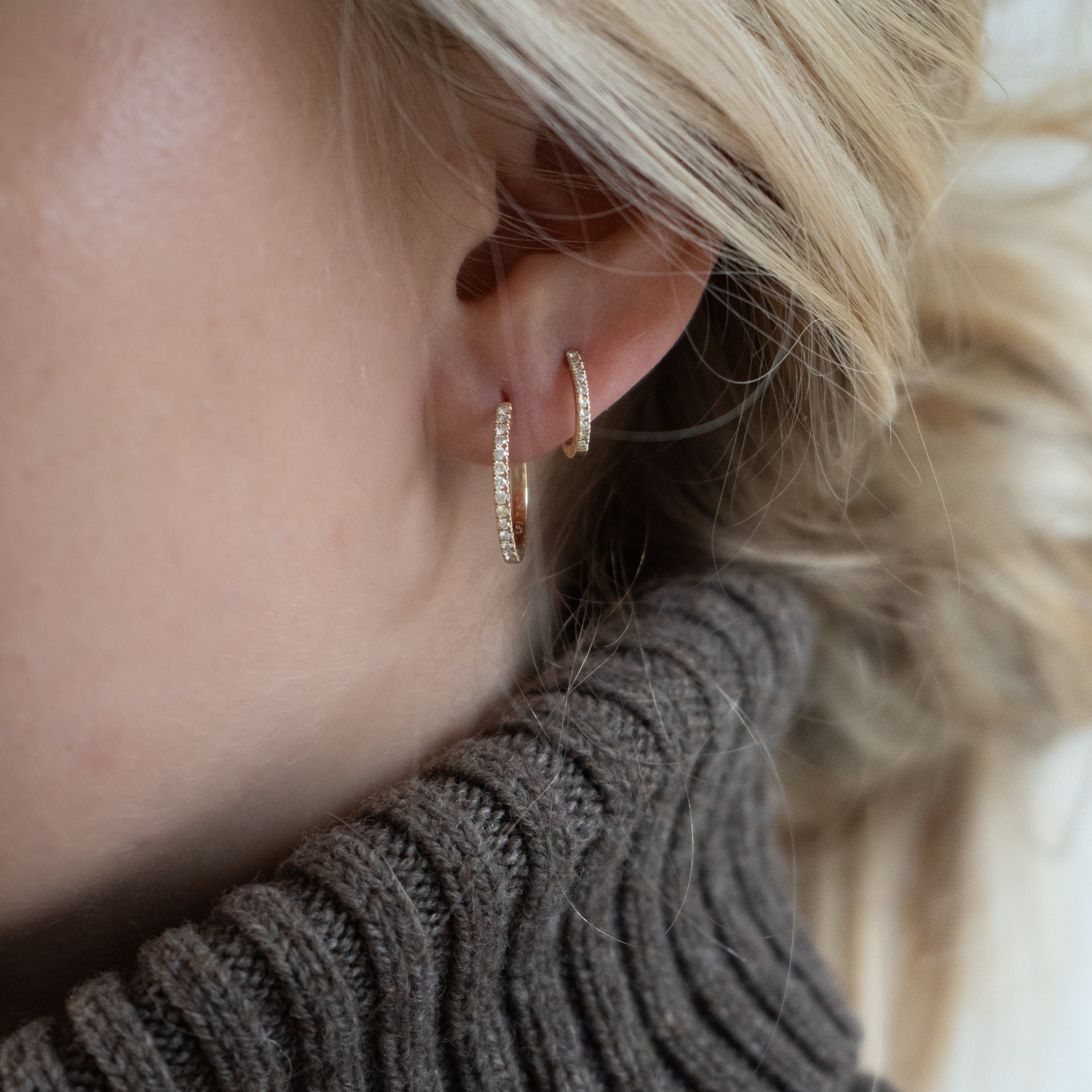Diamant Hoops Mini i 18 kt guld – vist på øre