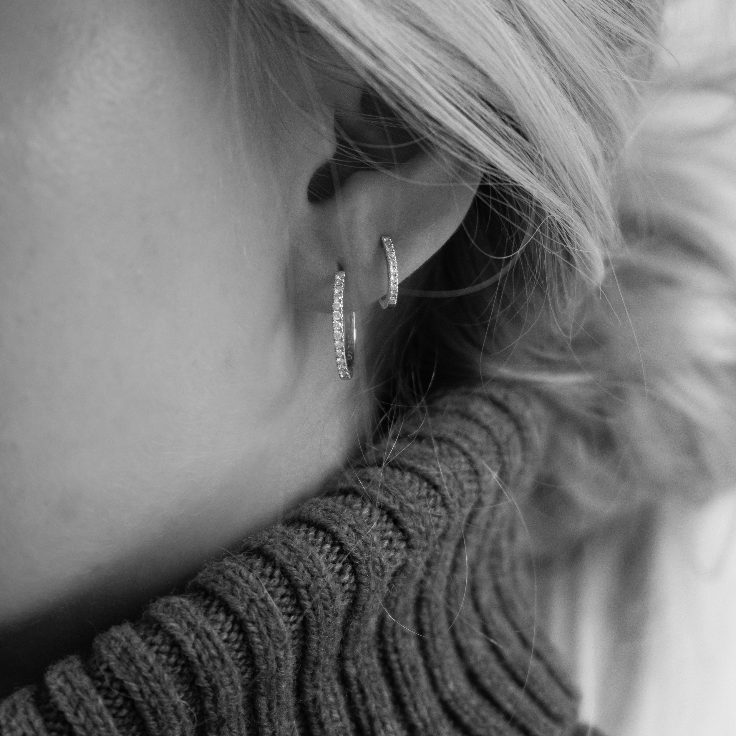Diamant Hoops Mellem i 18 kt hvidguld – båret på model
