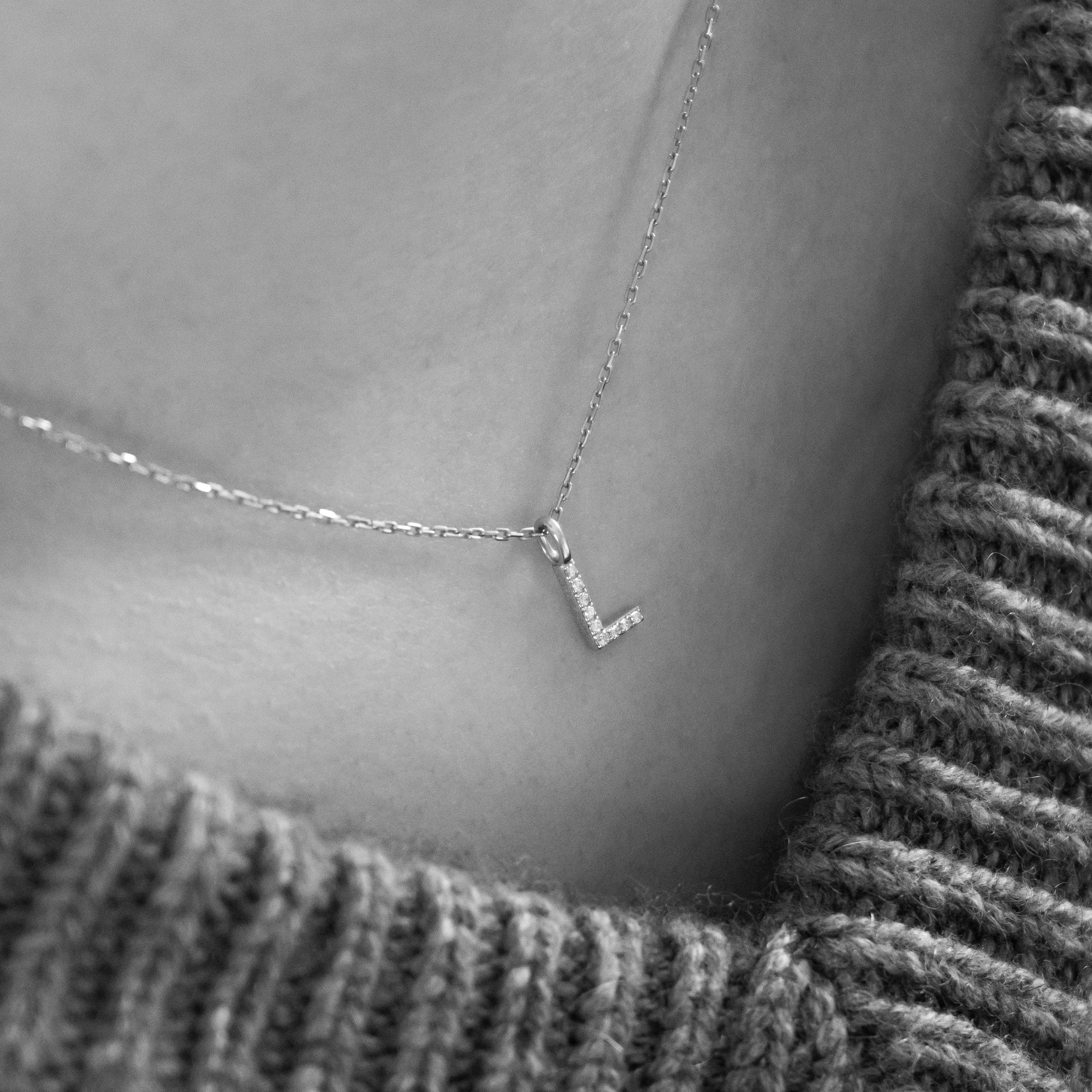 Diamant bogstav vedhæng i 18 kt hvidguld – båret på model