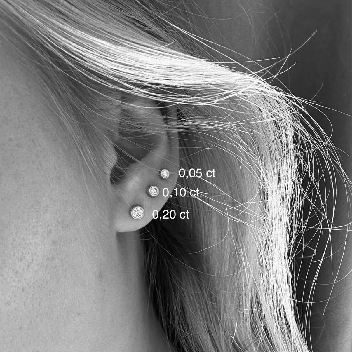 Bezel diamant ørestikker i 18 kt hvidguld – båret på øre
