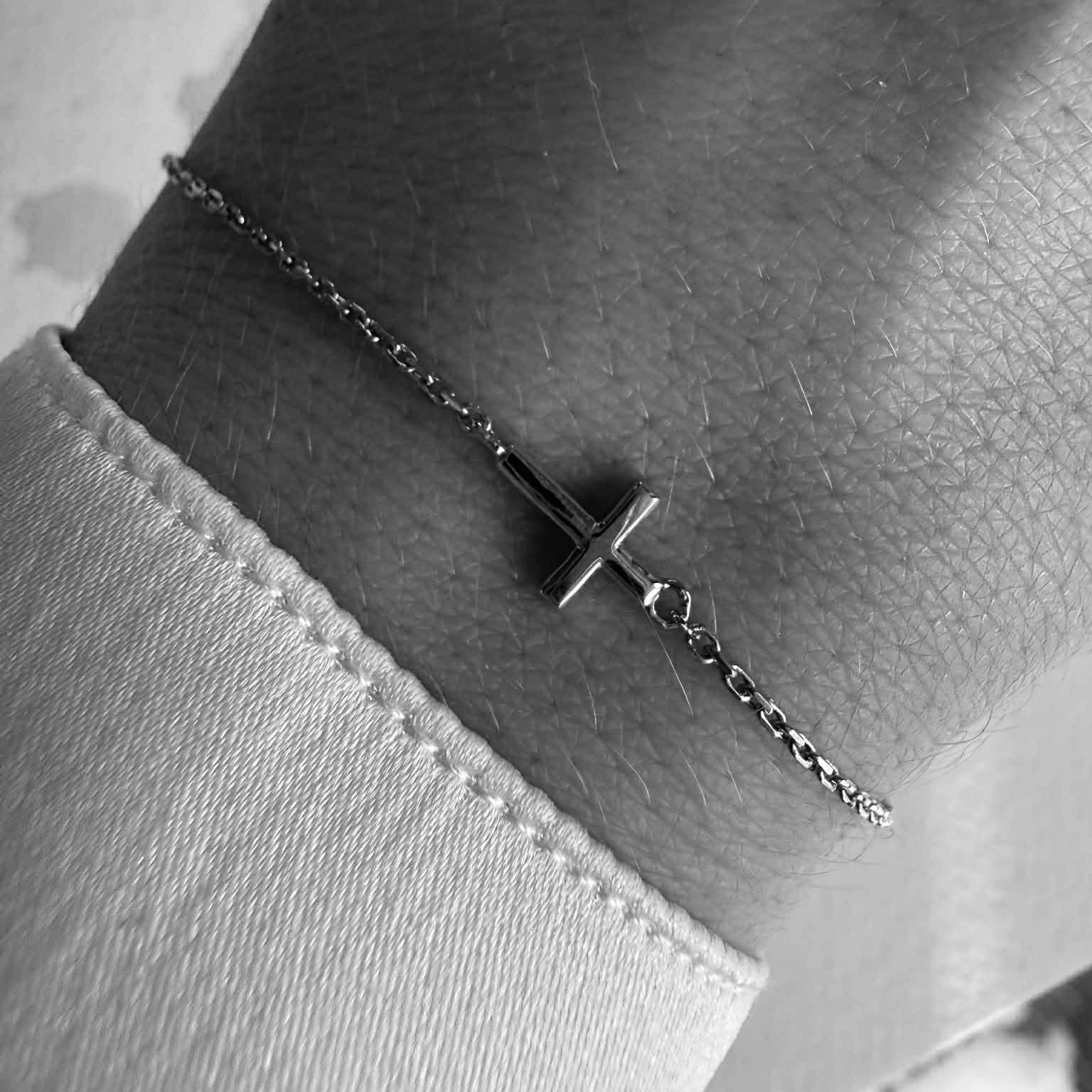 Kors armbånd i 18 kt hvidguld - vist på model