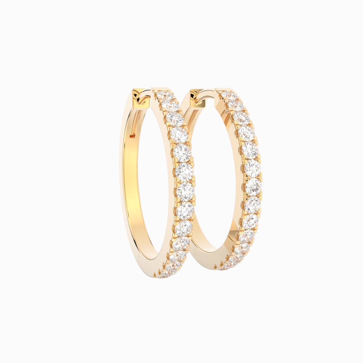 Diamant Hoops Mellem i 18 kt guld med brillantslebne diamanter – nærbillede