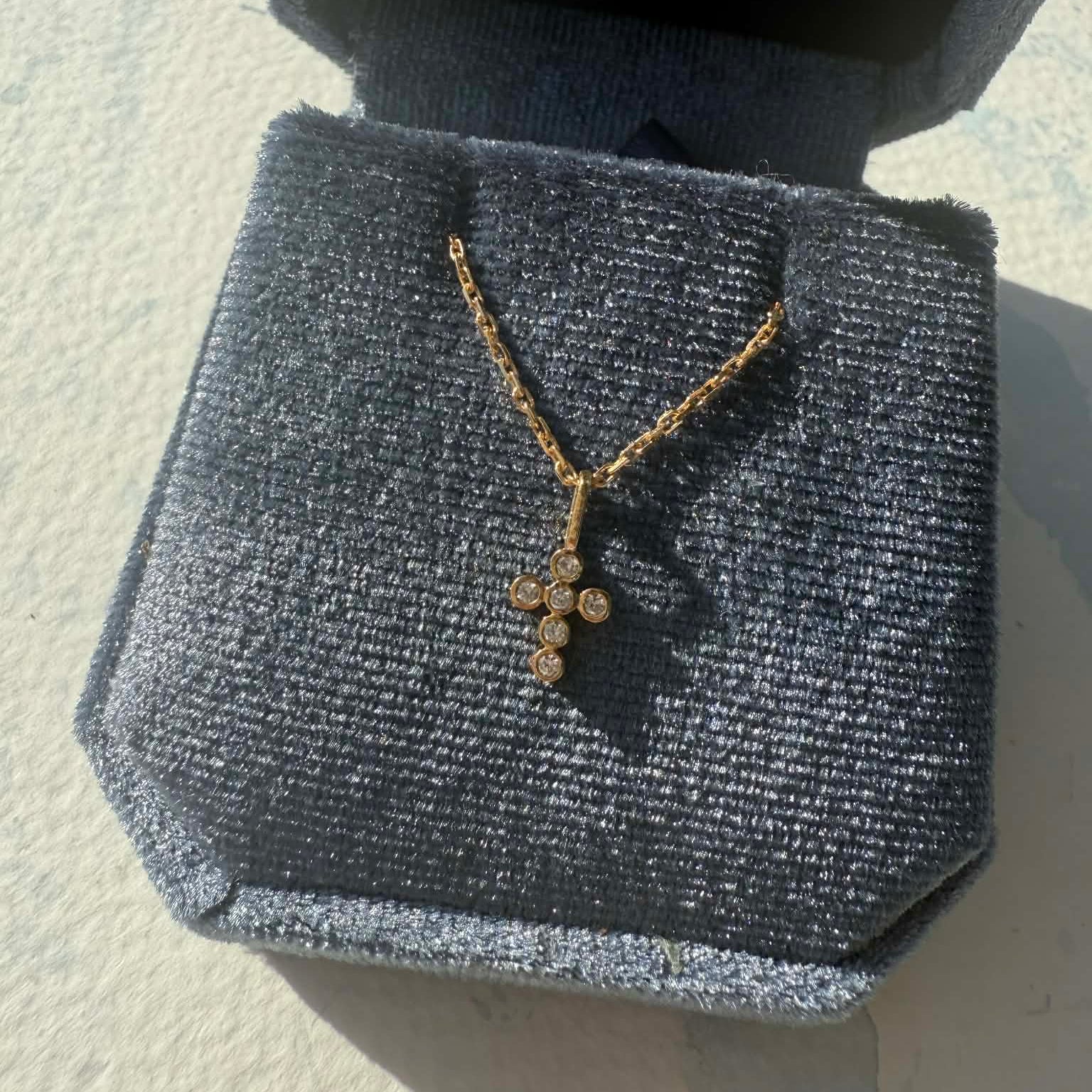 Bezel Kors vedhæng i 18 kt guld med brillantslebne diamanter på 0,06 ct – vist på æske