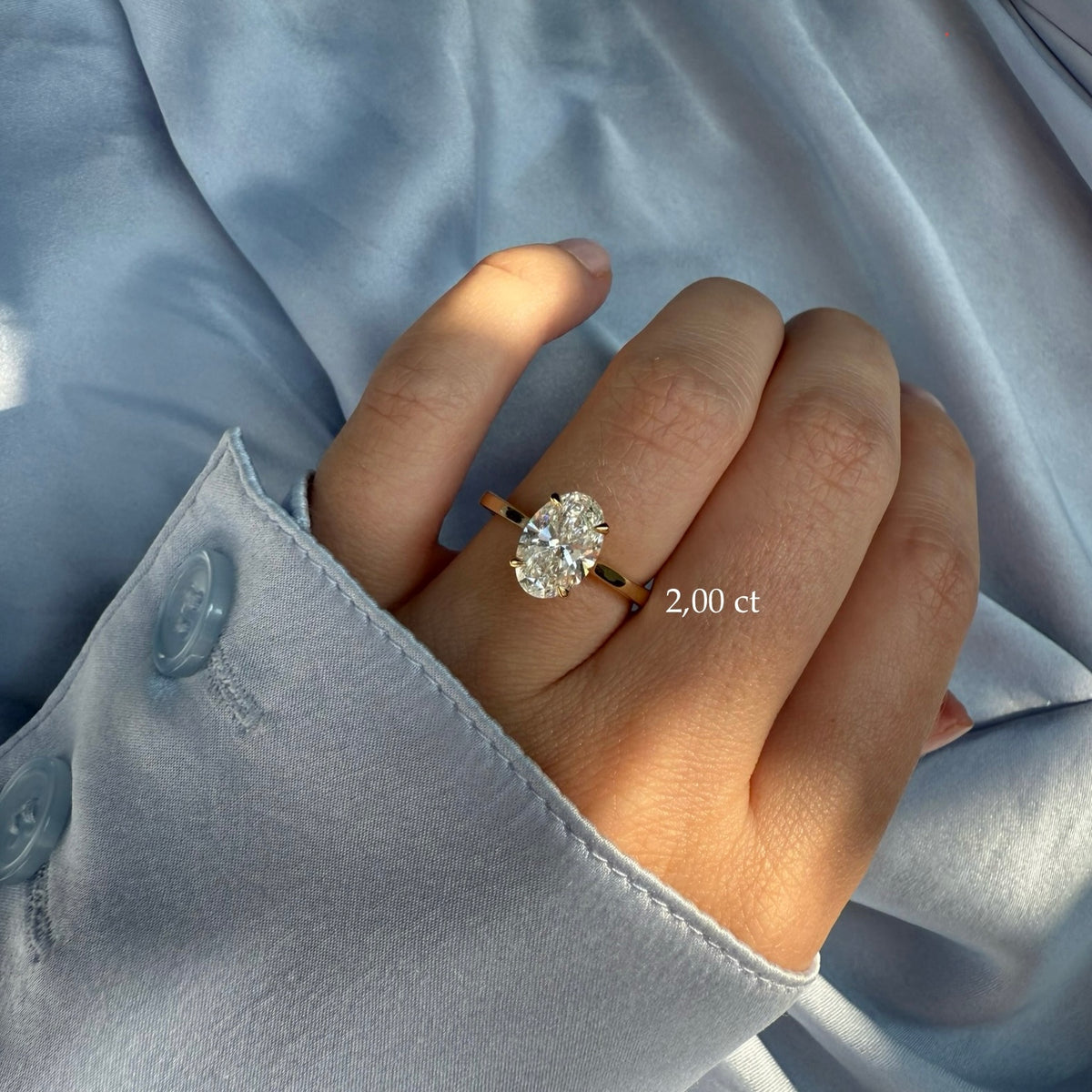 Oval solitaire ring med hidden halo