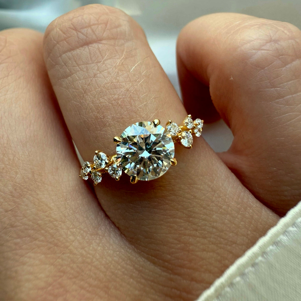 Rund diamantring med sidesten