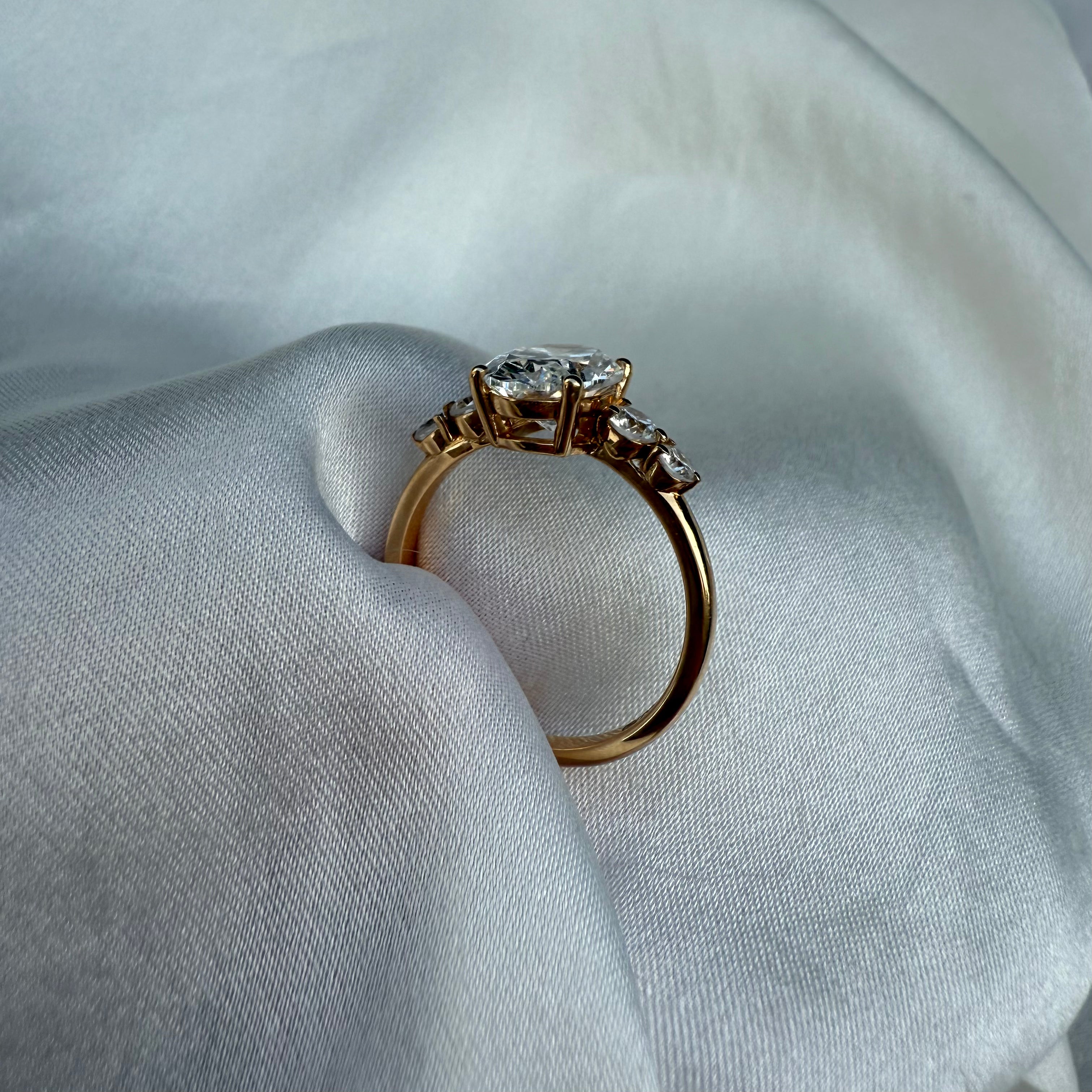 Rund diamantring med sidesten