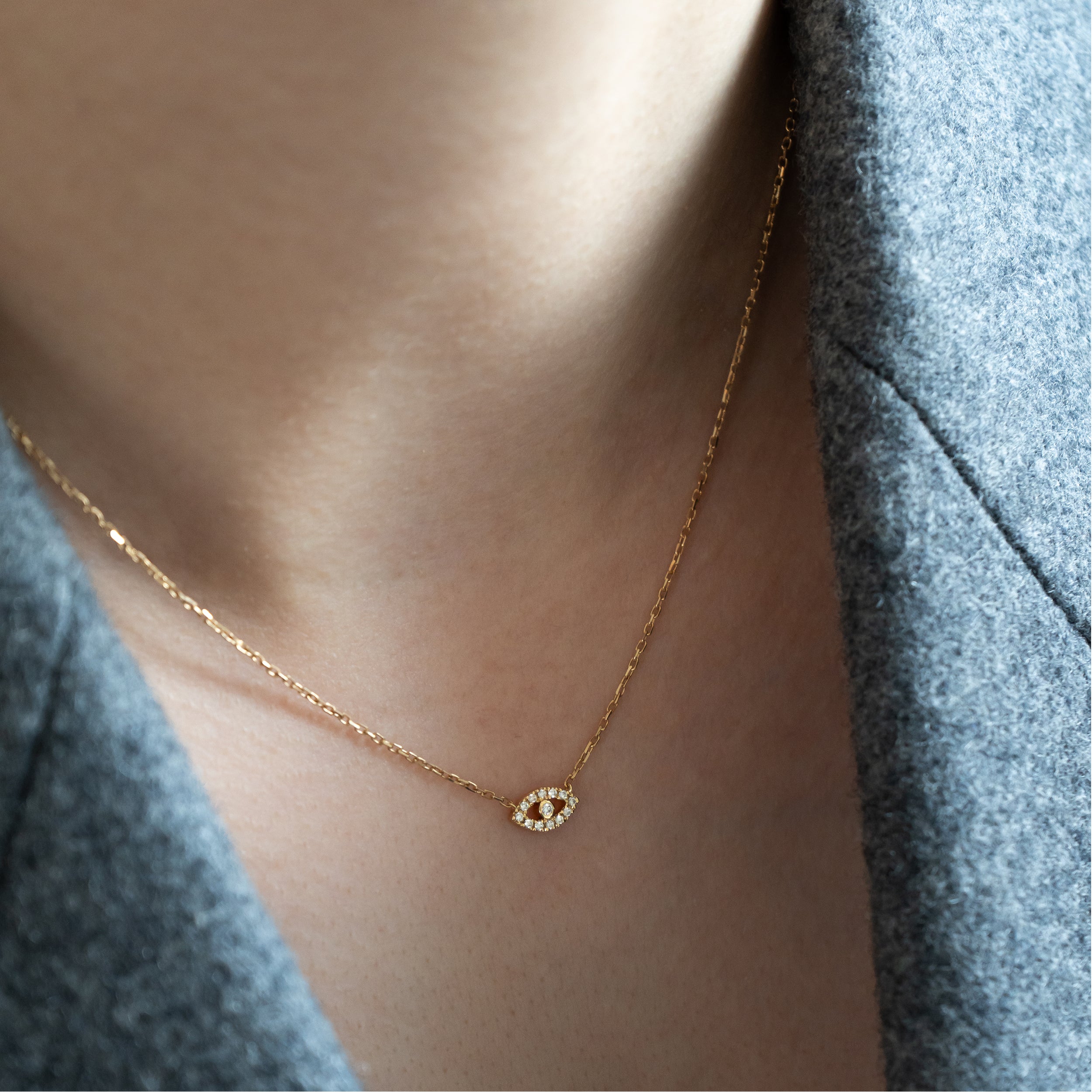 Evil Eye Mini halskæde i 18 kt guld med diamanter på model
