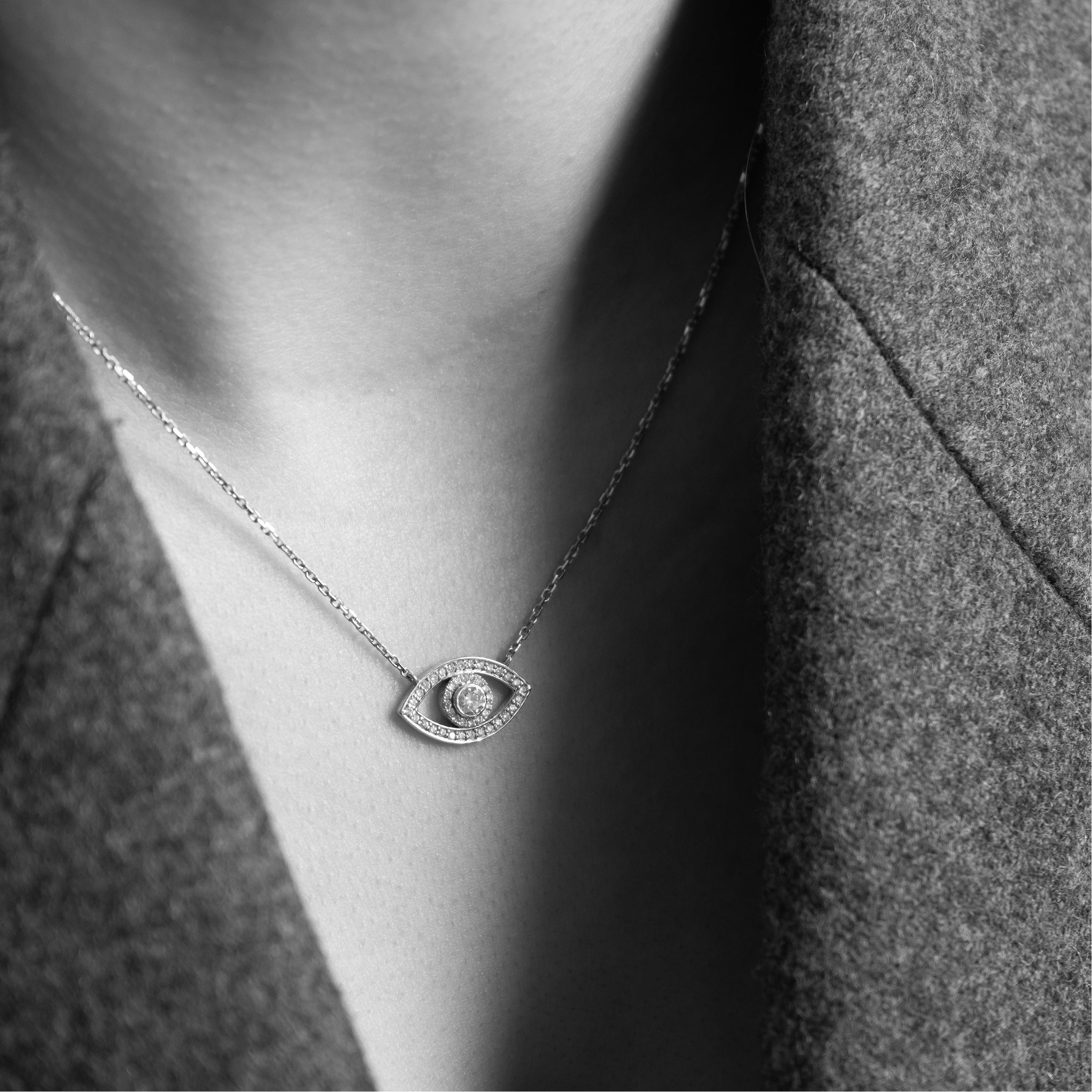 Evil Eye halskæde i 18 kt hvidguld med diamant på model