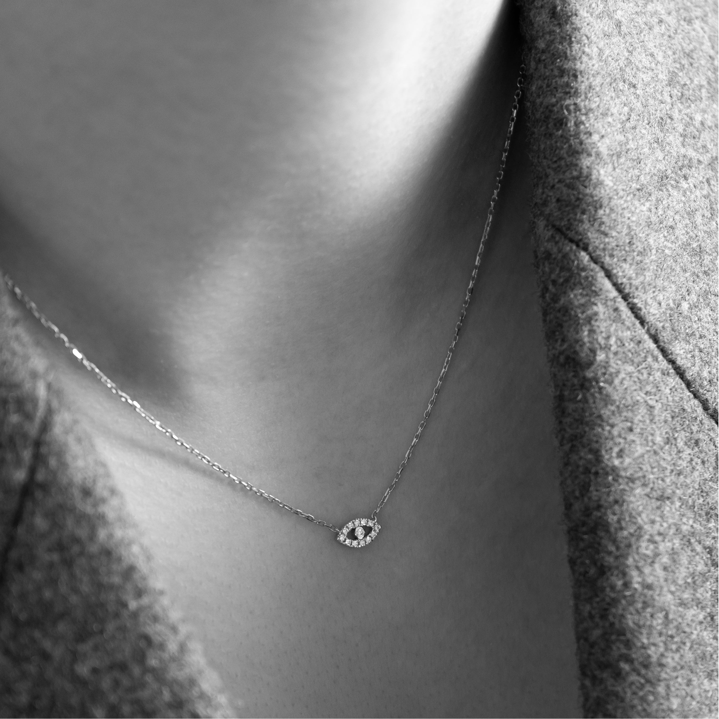 Evil Eye Mini halskæde i 18 kt hvidguld med diamanter på model
