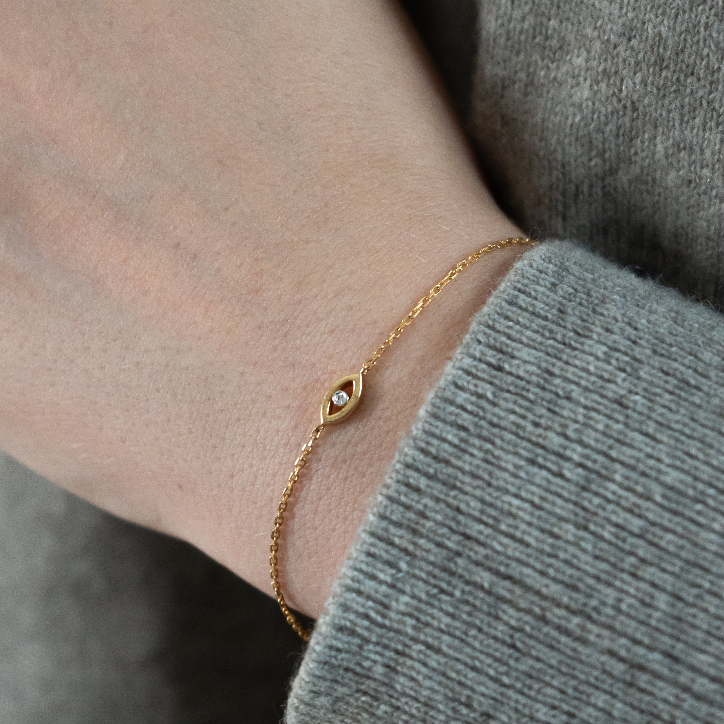 Evil Eye armbånd i 18 kt guld med diamant på model
