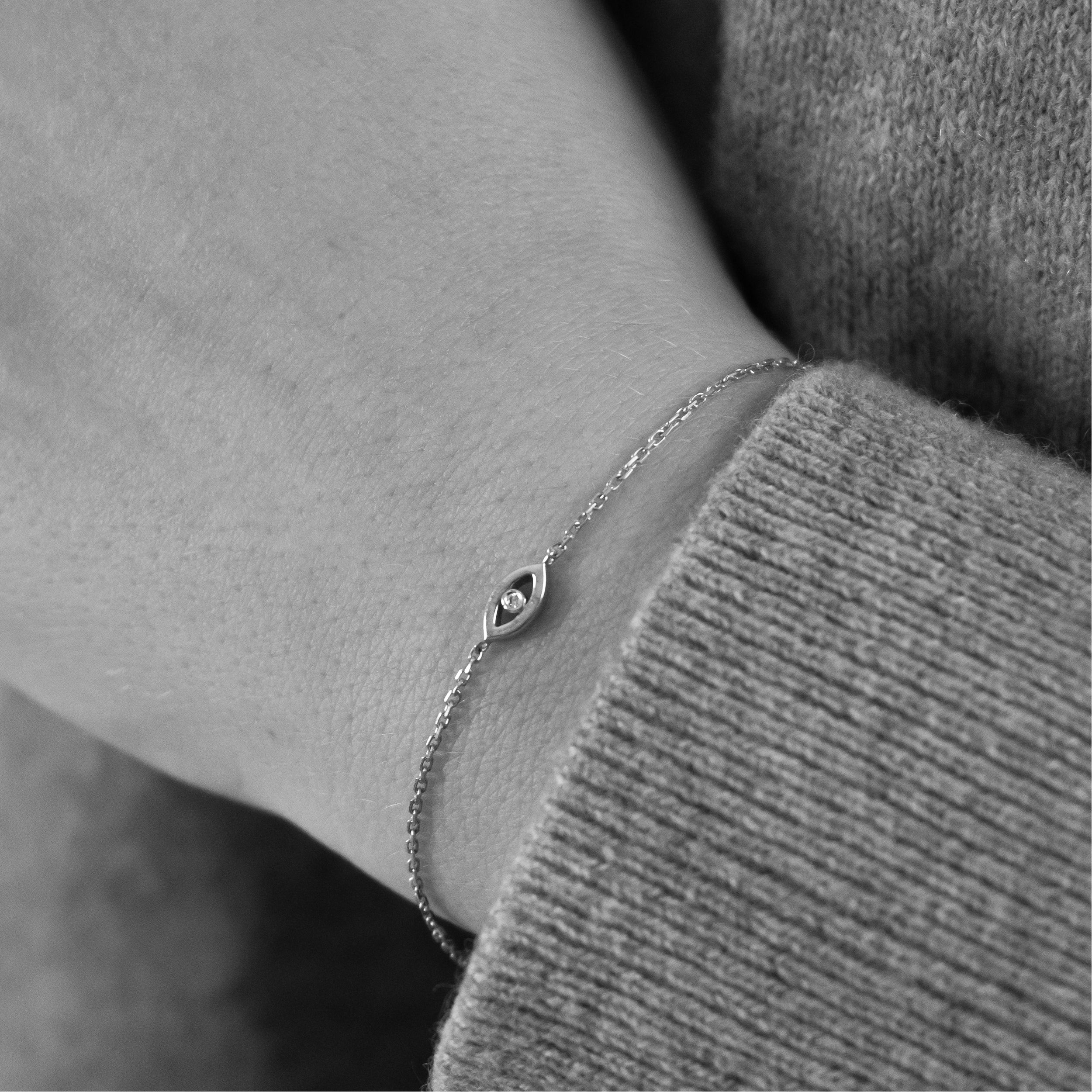 Evil Eye armbånd i 18 kt hvidguld med diamant på model
