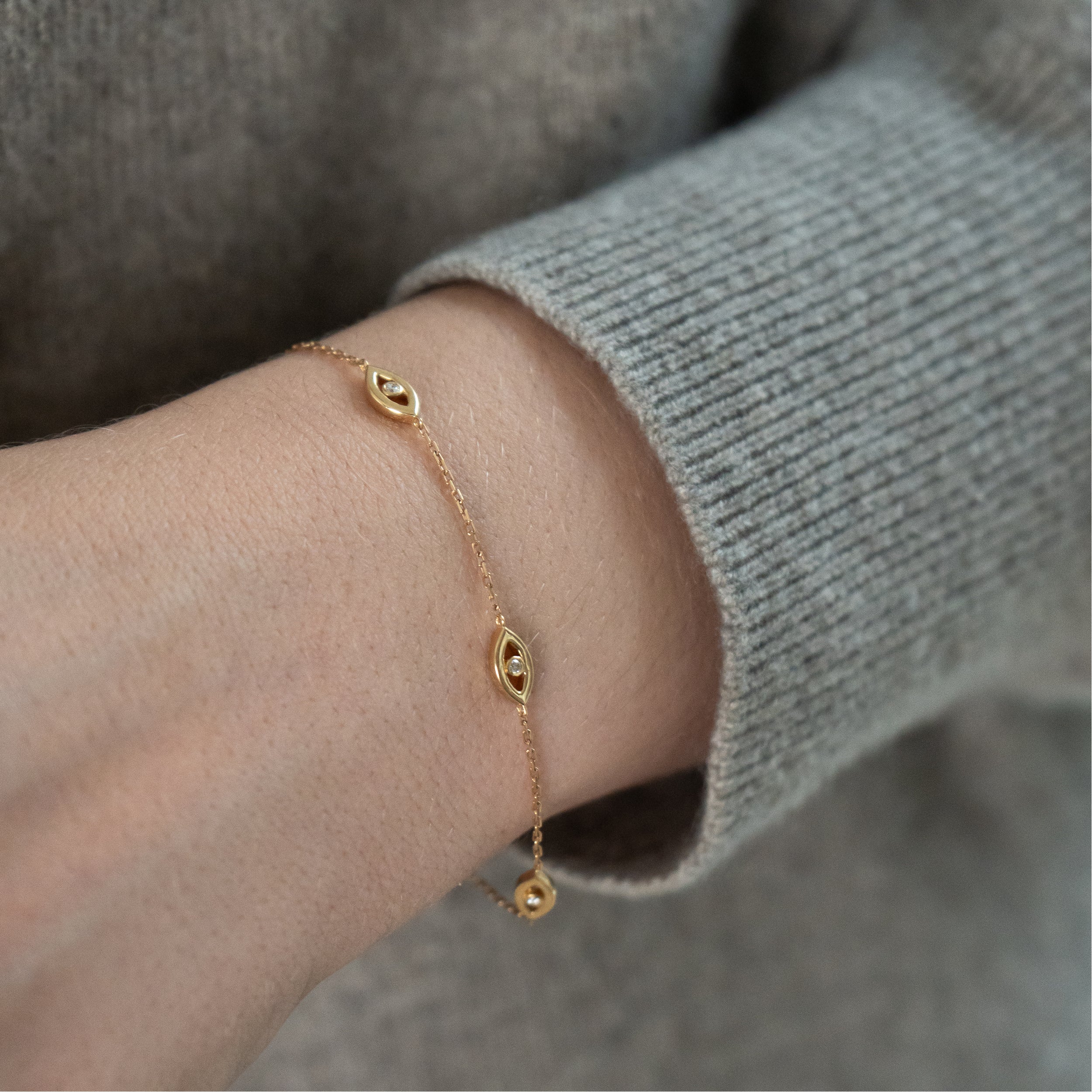 Evil Eye armbånd i 18 kt guld med diamanter på model
