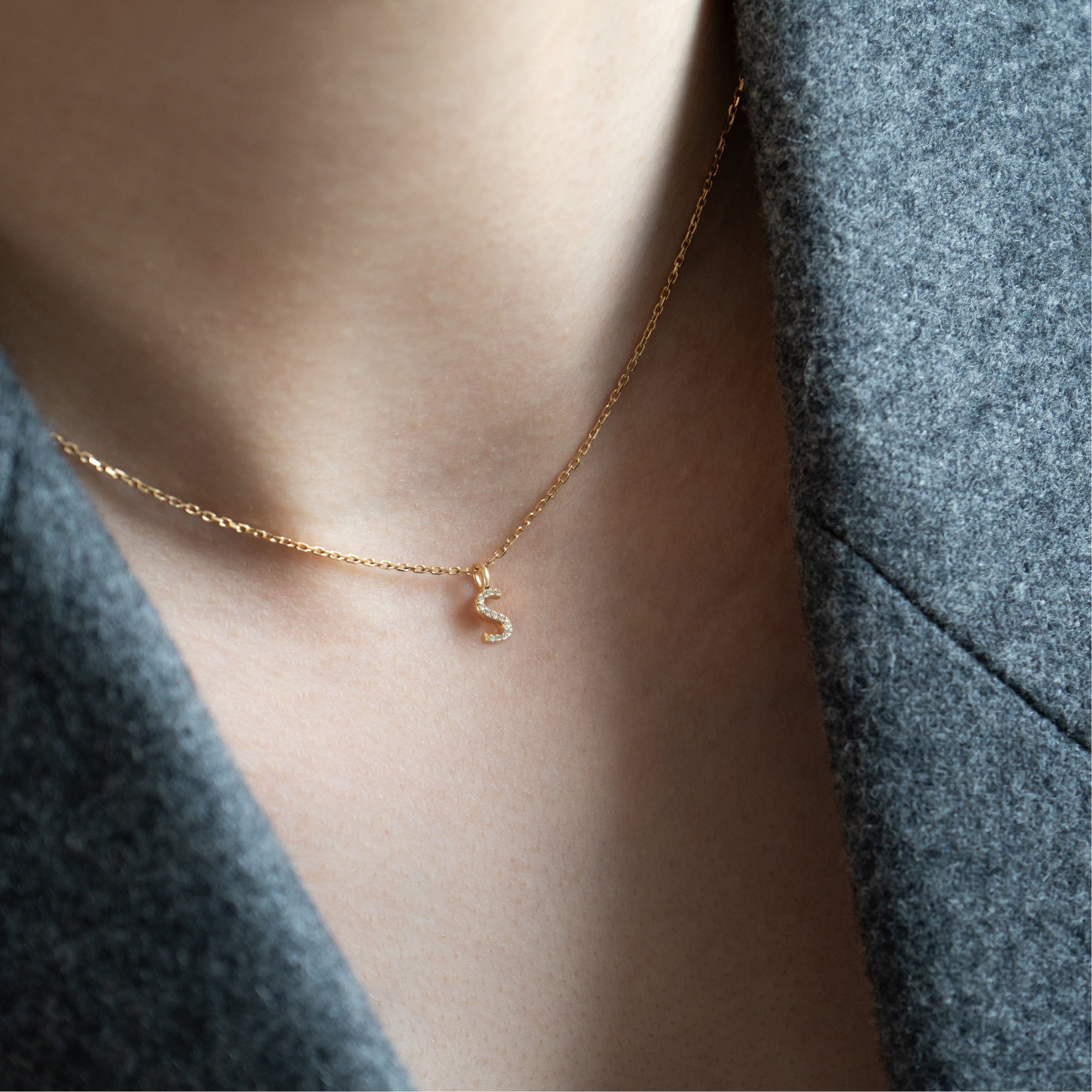 Diamant bogstav vedhæng i 18 kt guld – båret på model