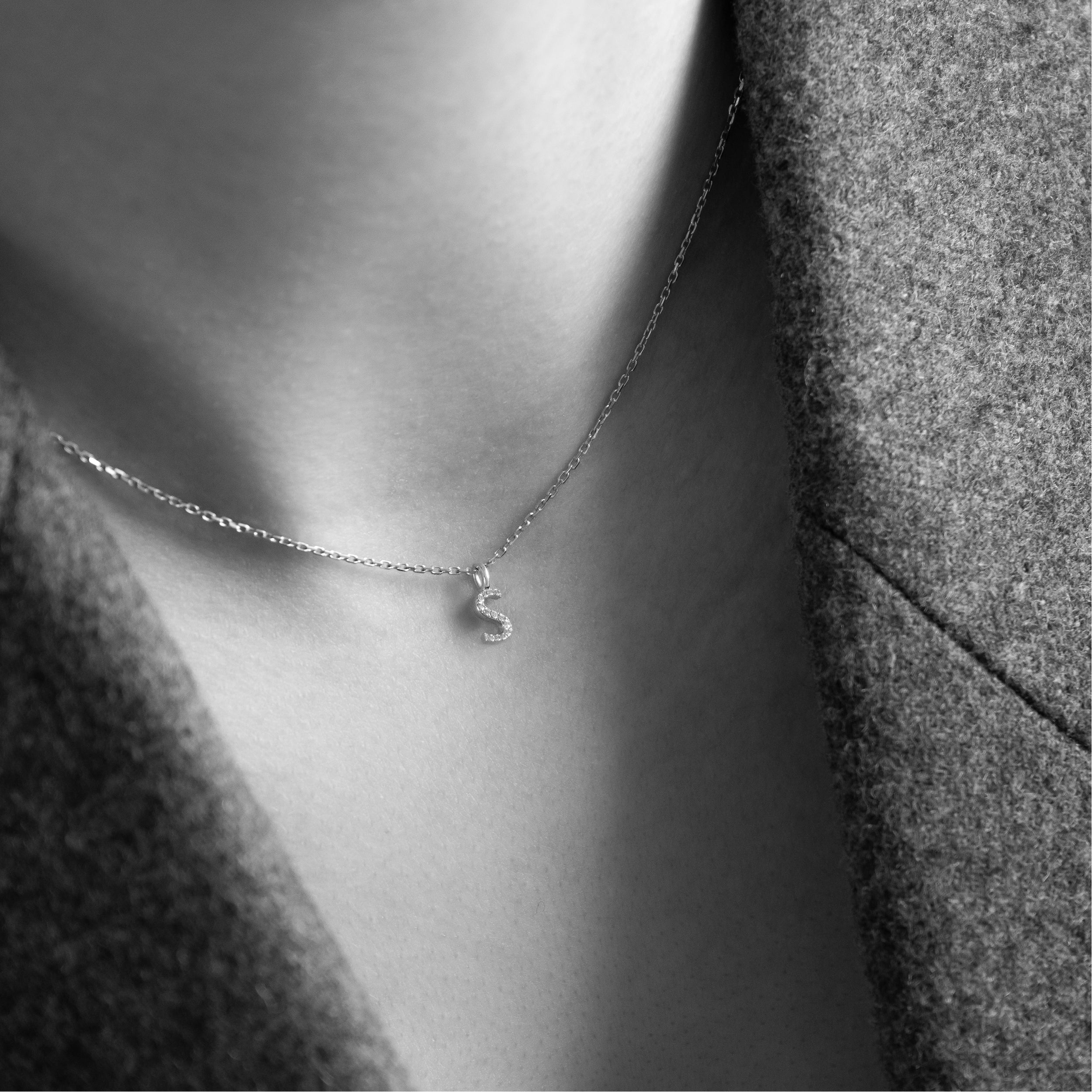 Personligt diamant bogstav vedhæng i 18 kt hvidguld – vist på hals