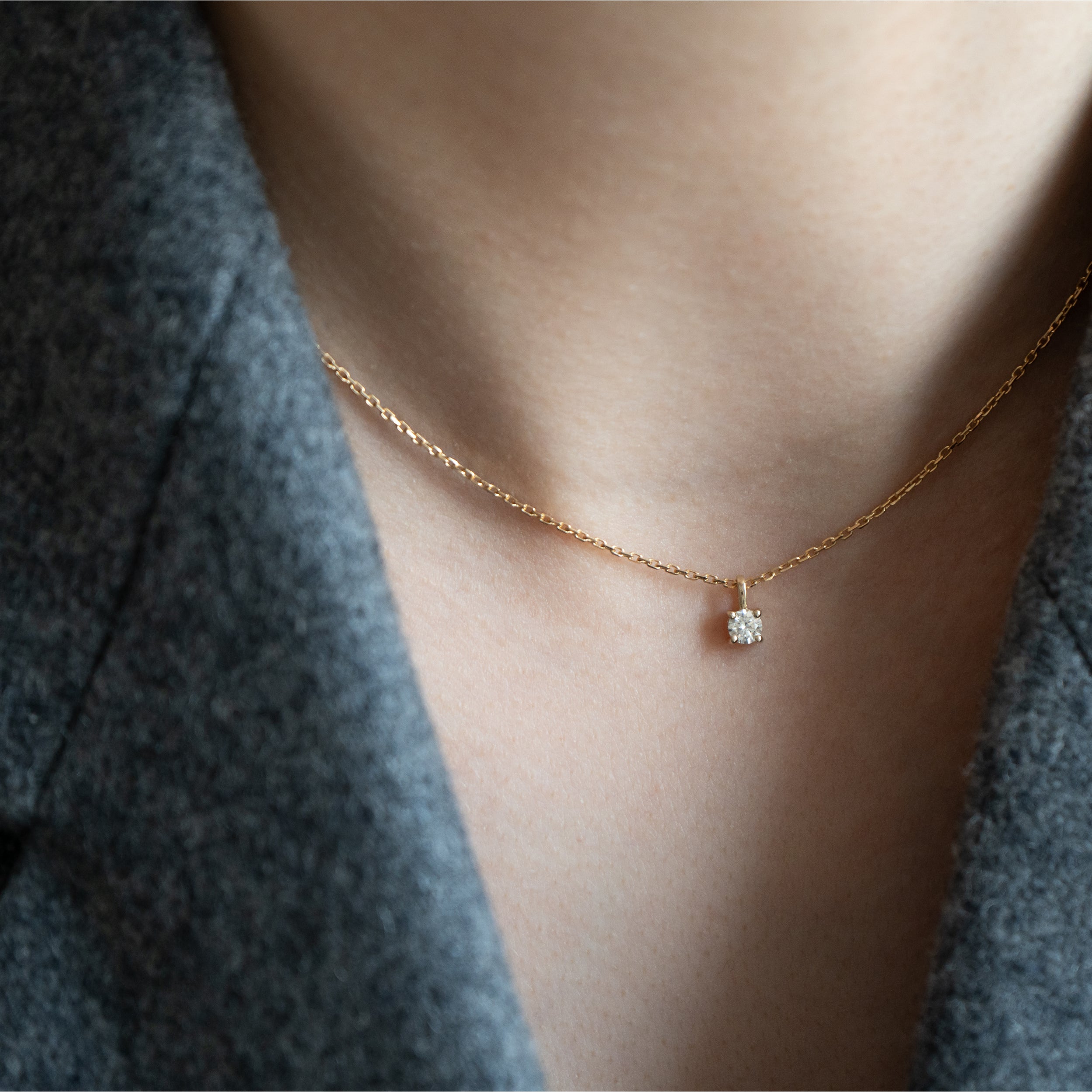 Solitaire vedhæng i 18 kt guld med diamant – vist på model