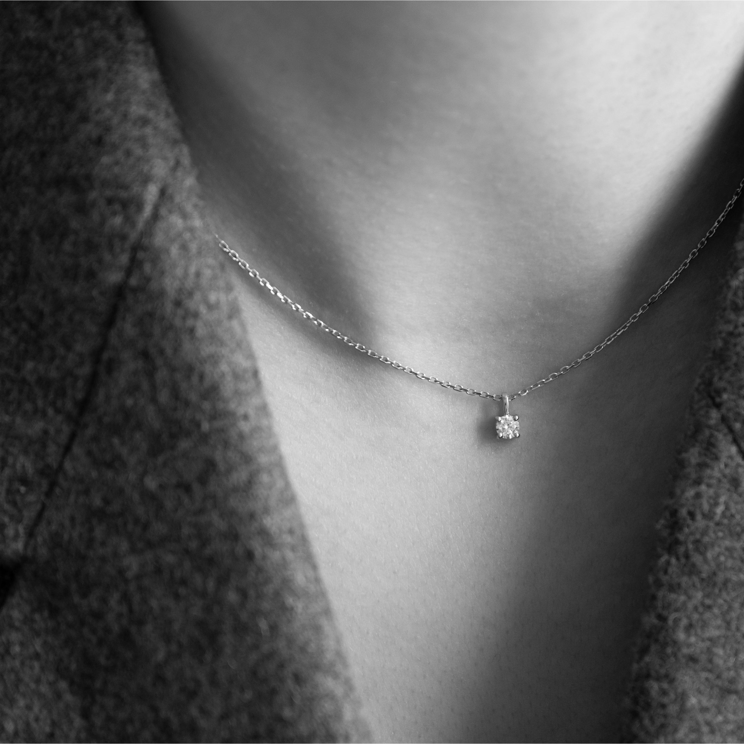 Solitaire vedhæng i 18 kt hvidguld med diamant – vist på model