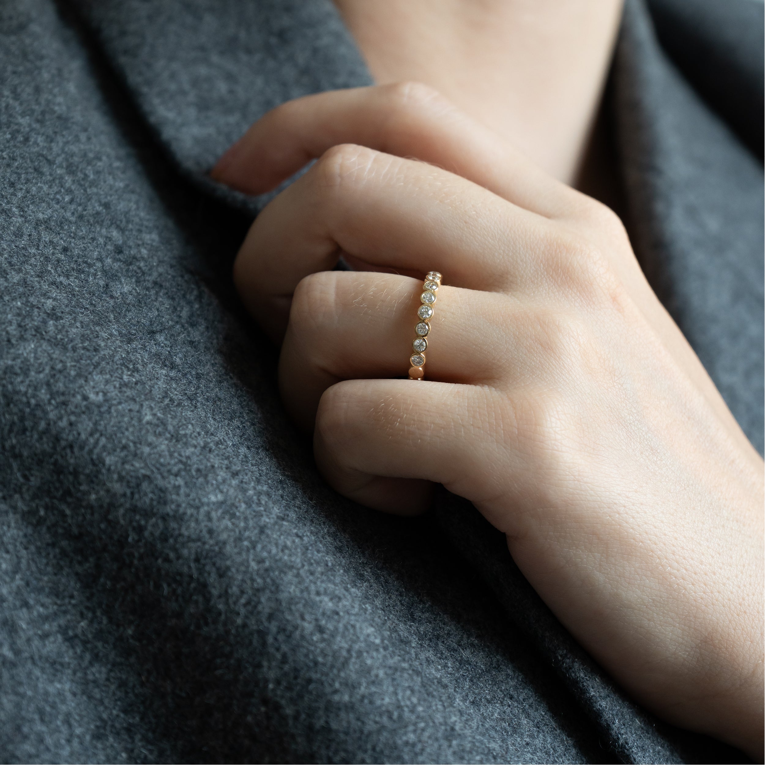 Bezel diamant ring i 18 kt guld – båret på model