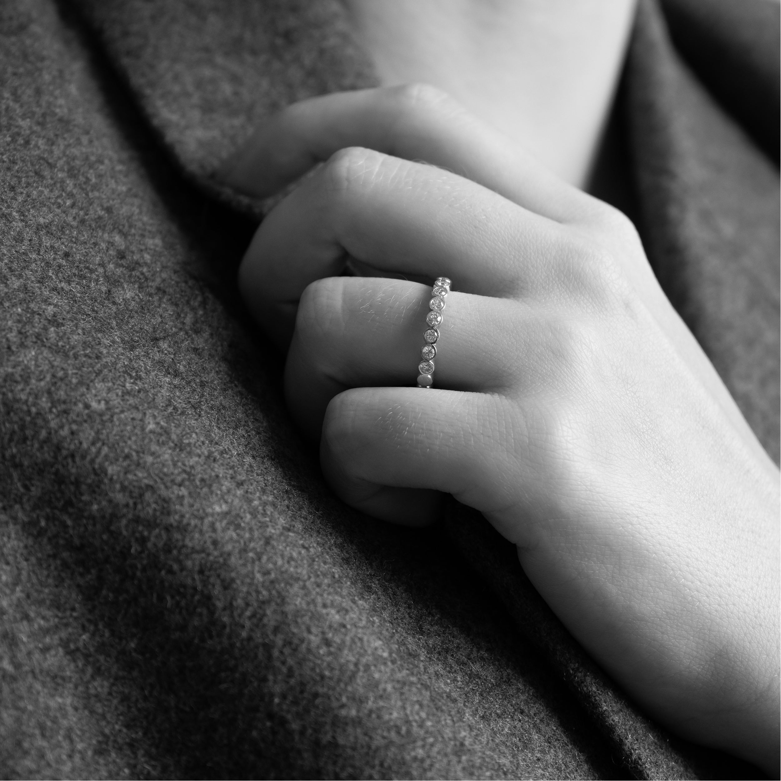 Bezel diamant ring i 18 kt hvidguld med 0,48 ct diamanter – vist på hånd