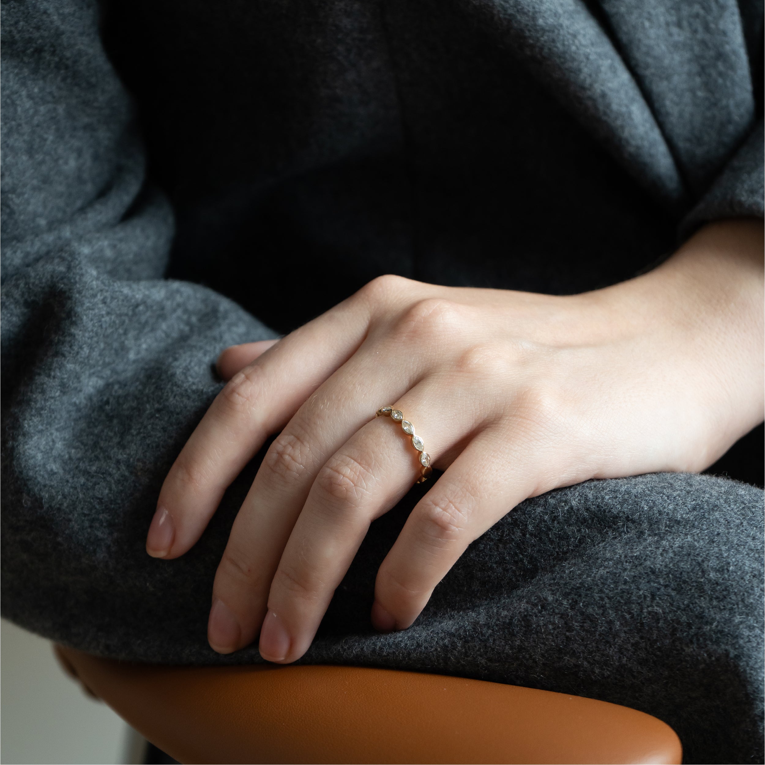 Ring i 18 kt guld med marquiseslebne diamanter – vist på hånd