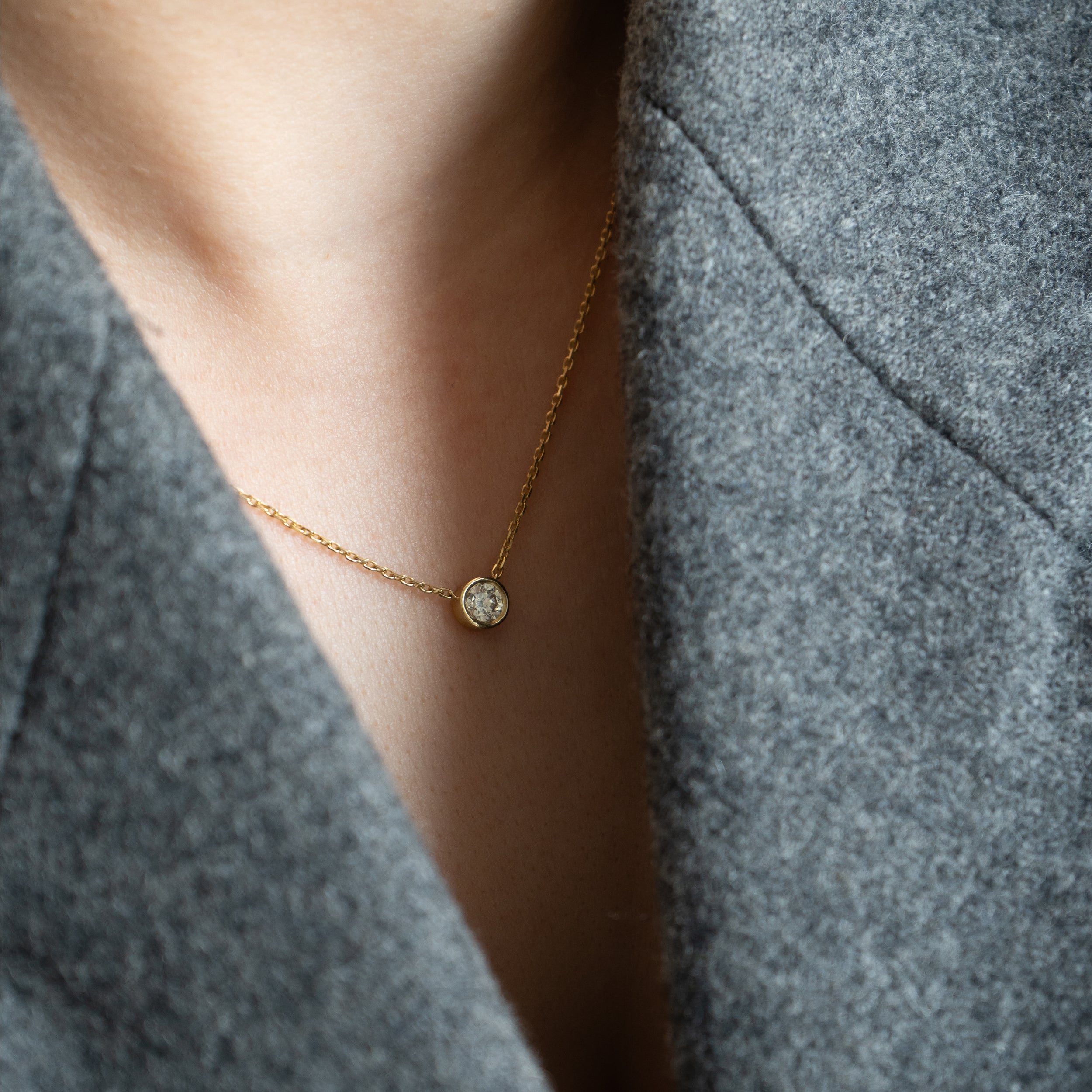 Bezel diamant halskæde i 18 kt guld – båret på model