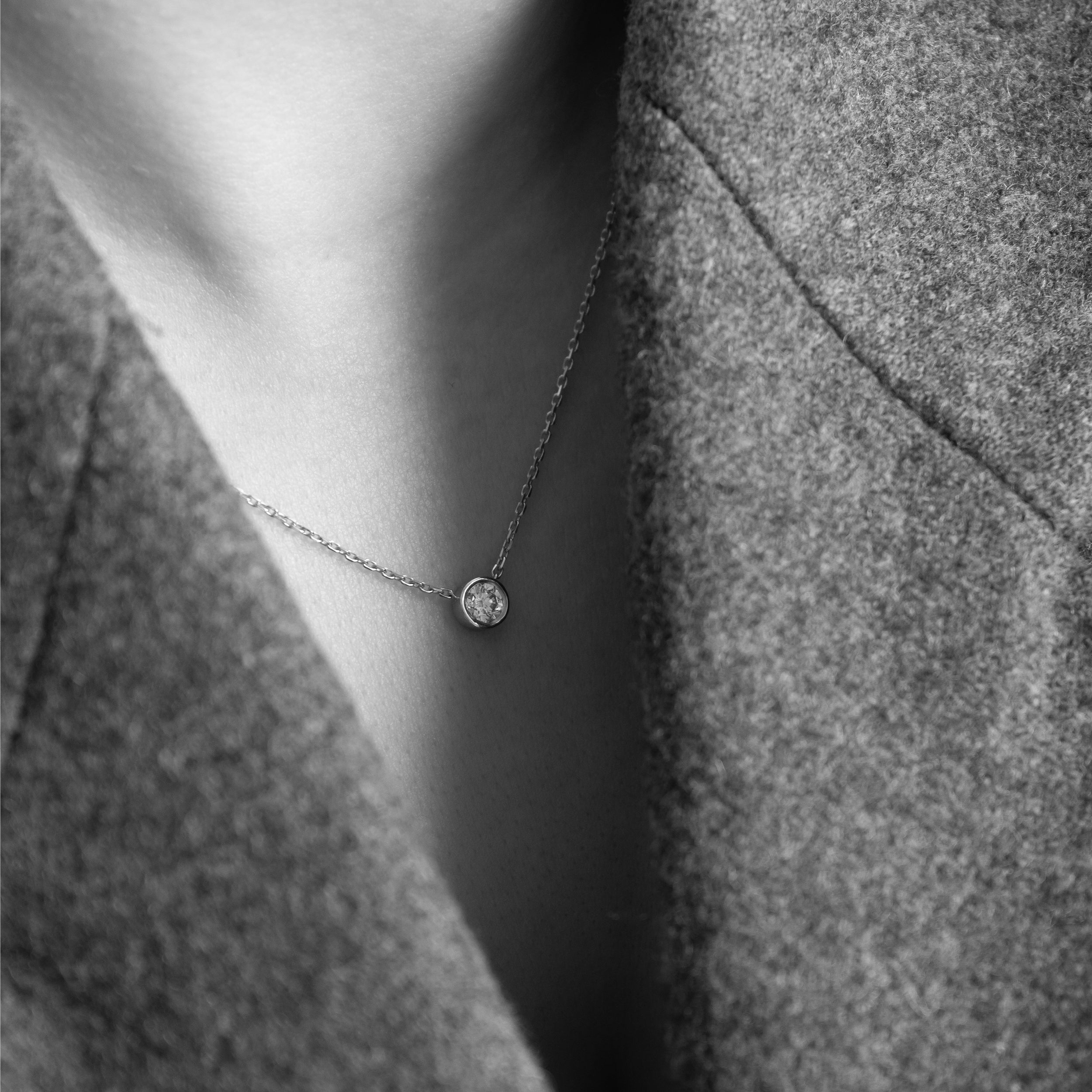 Bezel diamant halskæde i 18 kt hvidguld – båret på model