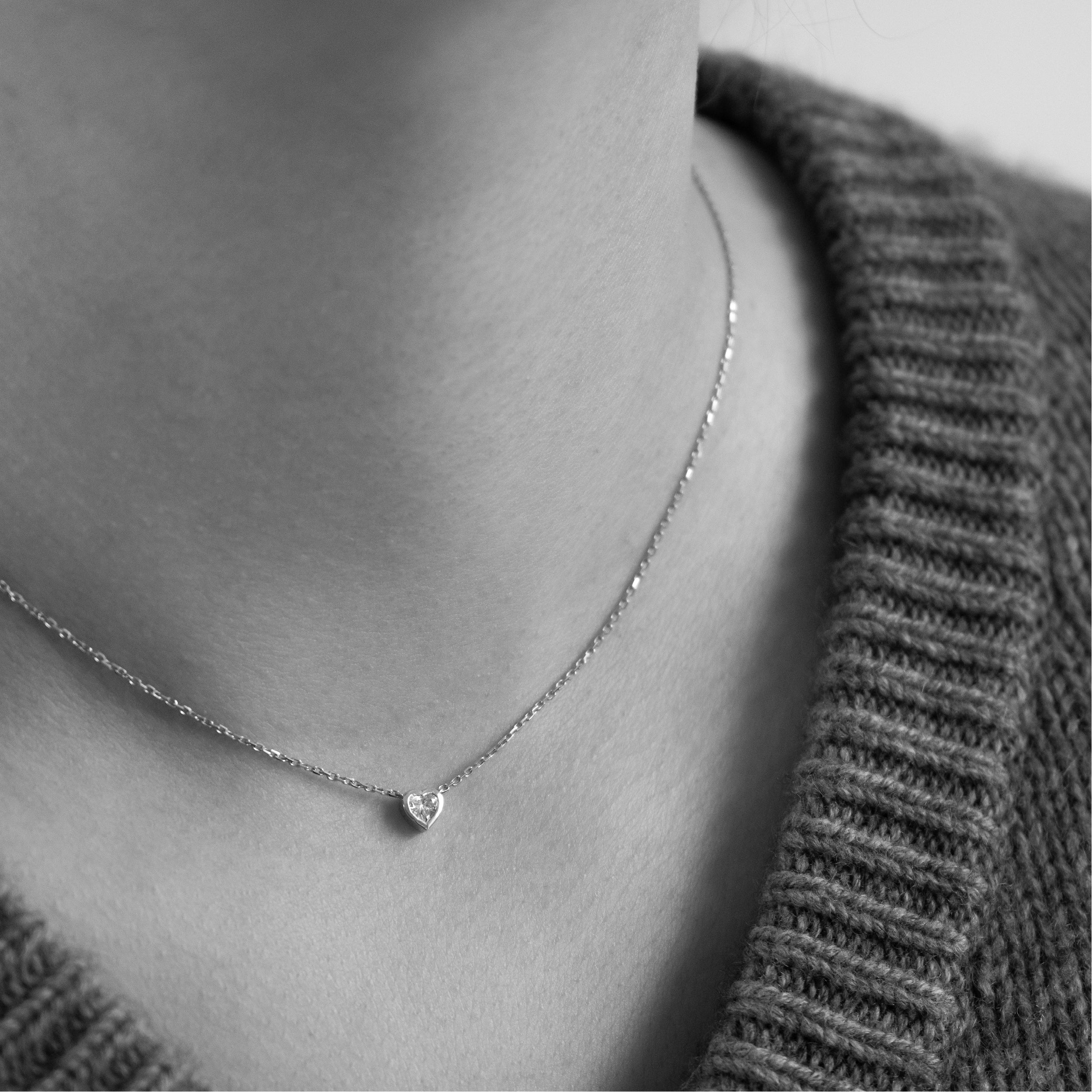 Bezel hjerte diamant halskæde i 18 kt hvidguld – båret på model