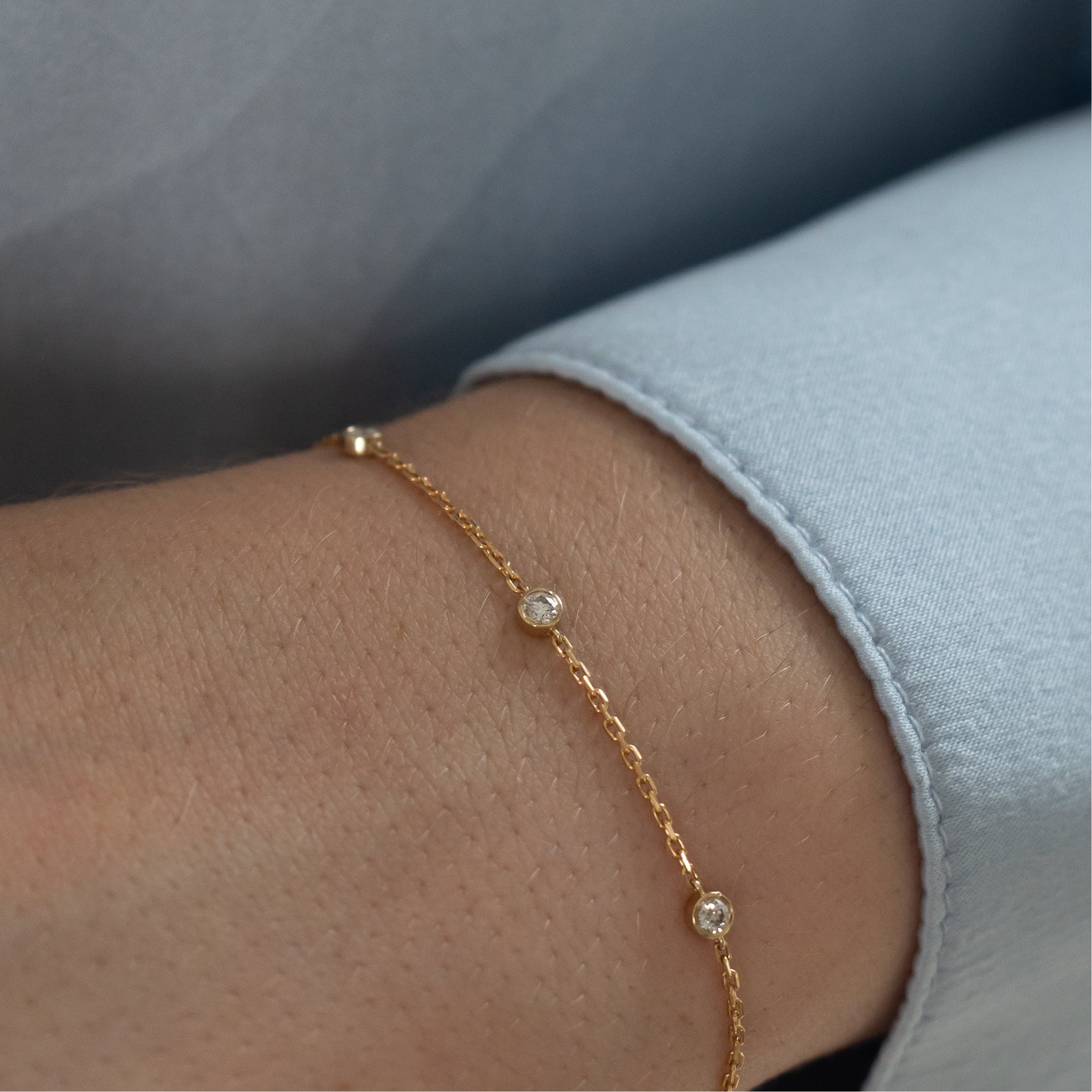 Bezel diamant armbånd i 18 kt guld med 6 diamanter – båret på model
