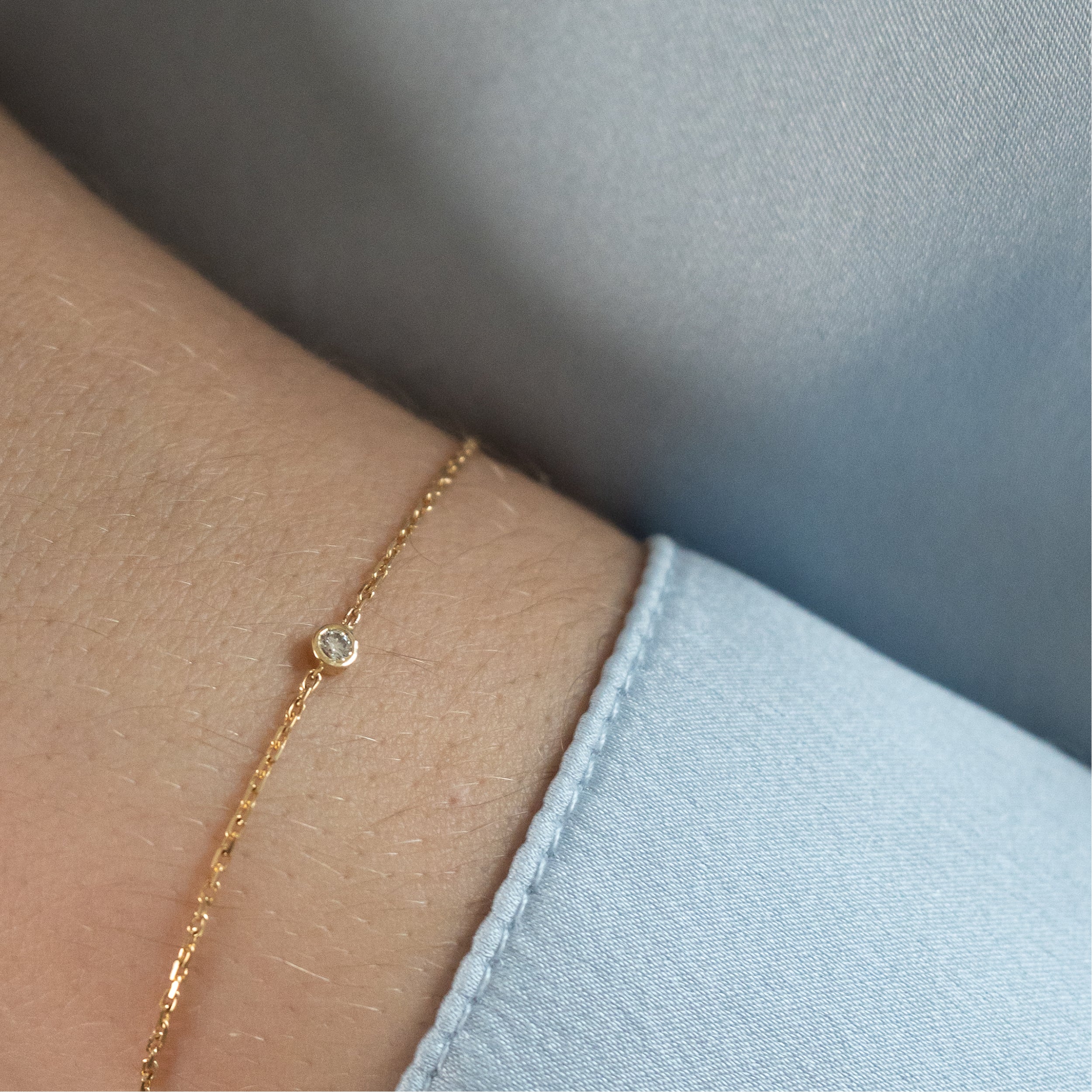 Bezel diamant armbånd i 18 kt guld med diamant på model
