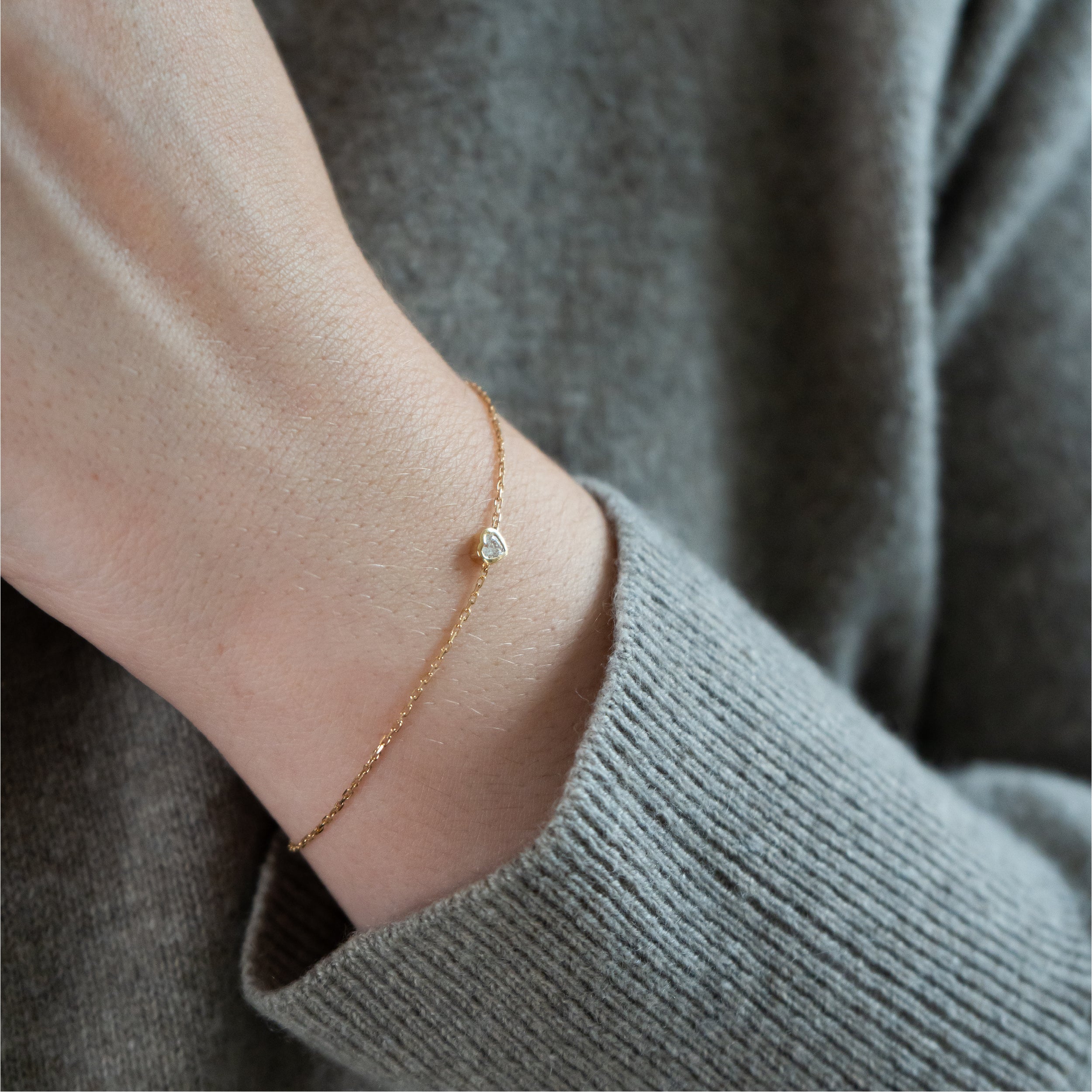 Bezel hjerte diamant armbånd i 18 kt guld – båret på model
