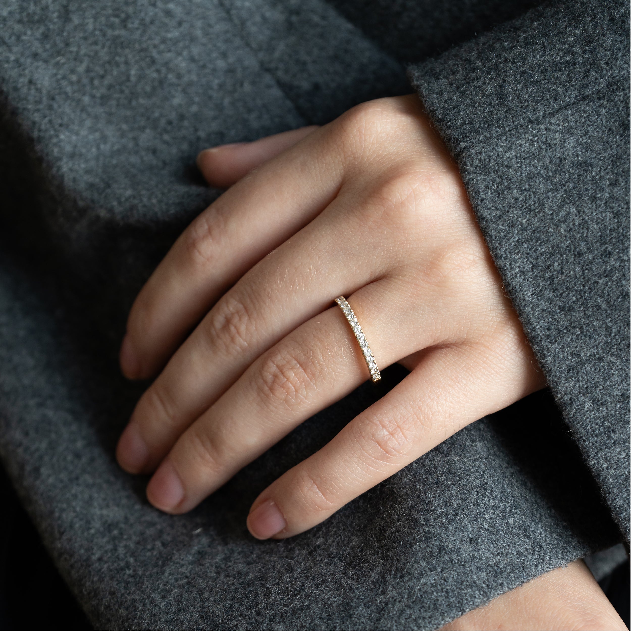 Diamant alliancering i 18 kt guld – båret på model
