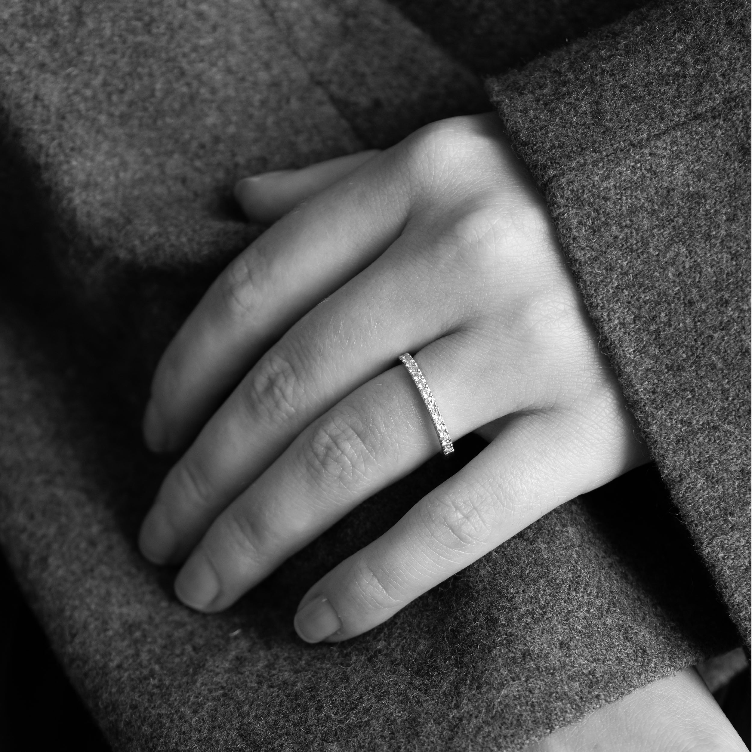 Diamant alliancering i 18 kt hvidguld – båret på model