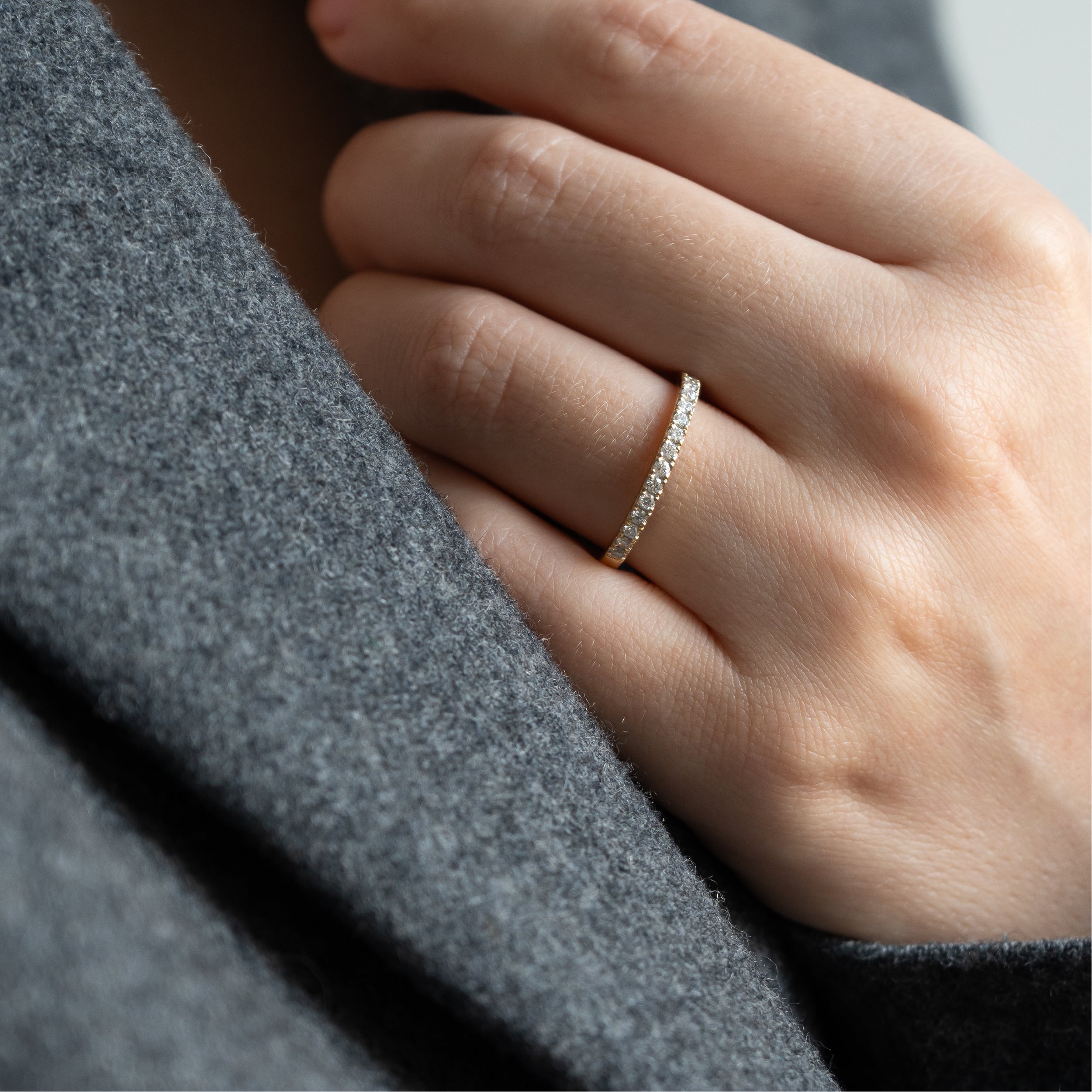 Alliancering i 18 kt guld med brillantslebne diamanter – vist på hånd
