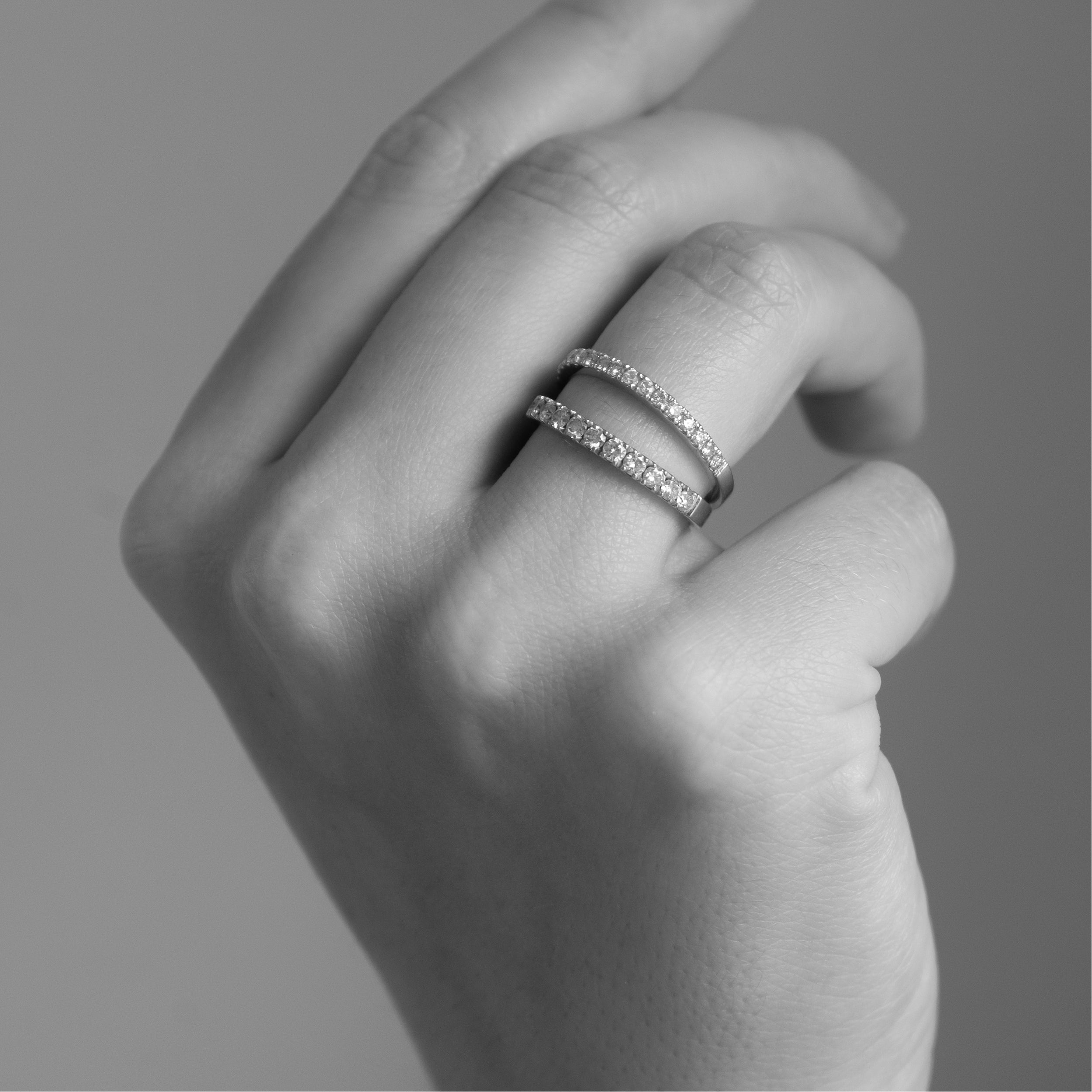 Allianceringe i 18 kt guld med brillantslebne diamanter – vist på hånd