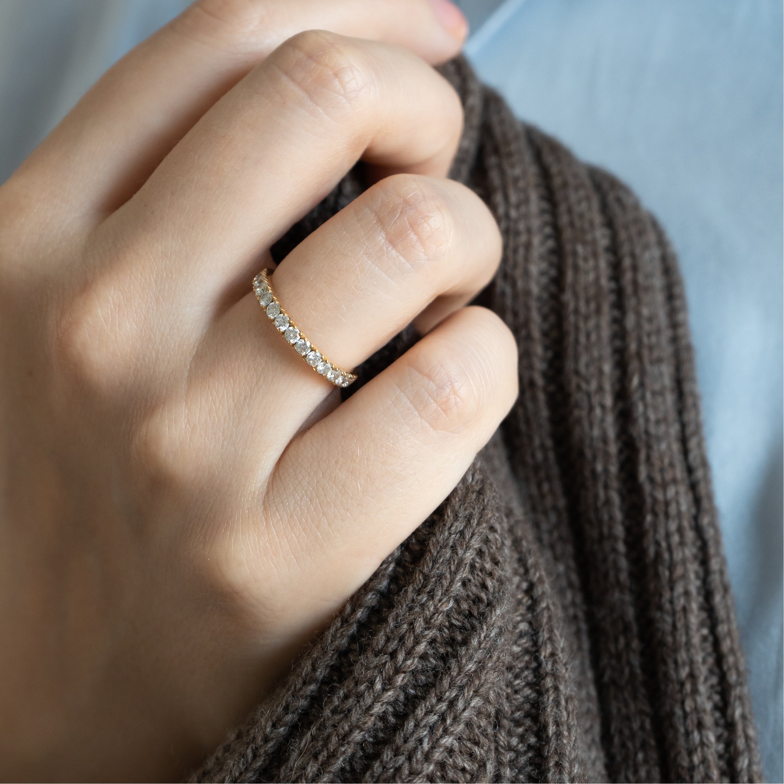 Alliancering i 18 kt guld med brillantslebne diamanter – vist på hånd